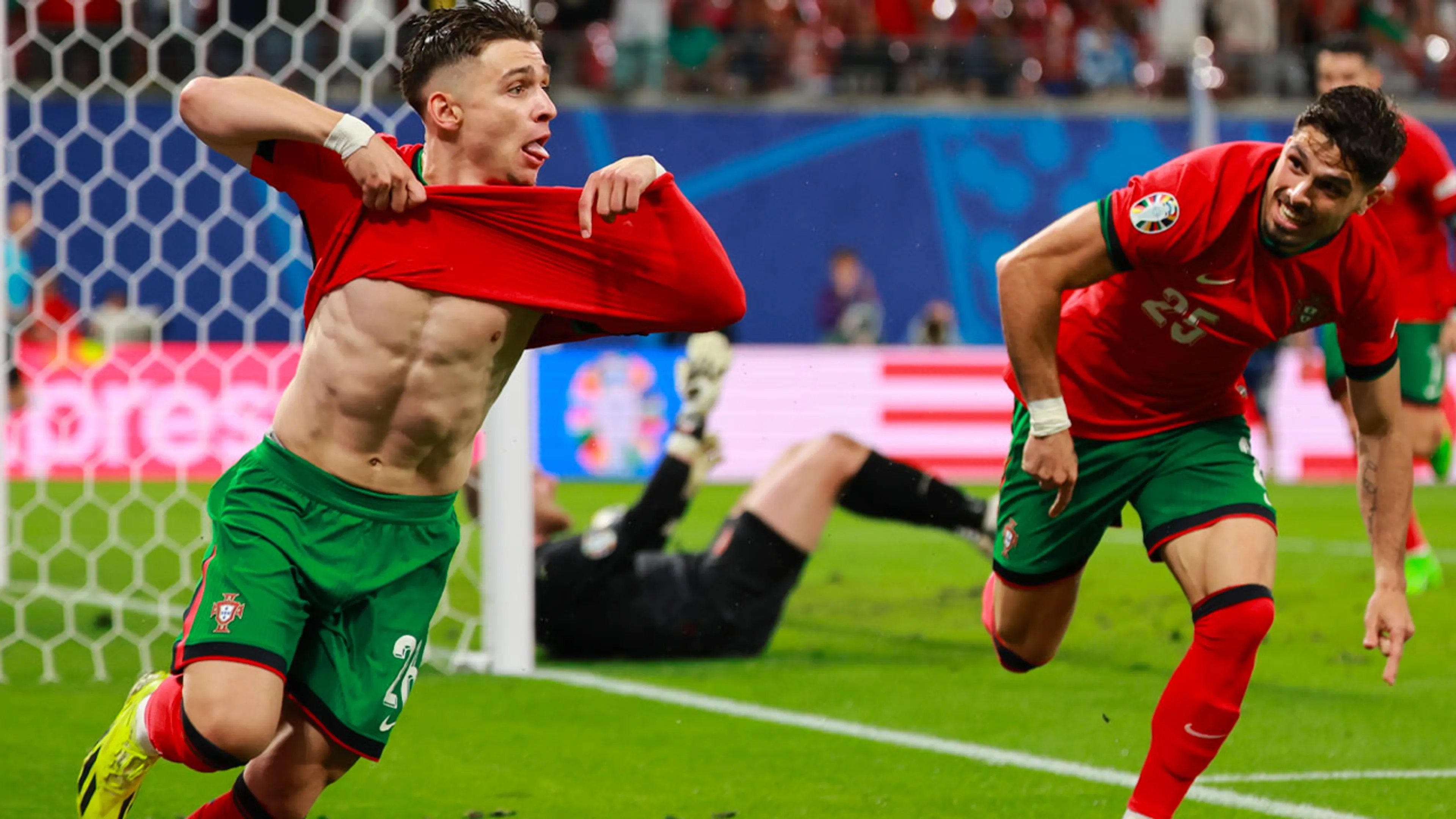 Portugal pakt door ex-Ajacied Conceição in blessuretijd drie punten tegen Tsjechië