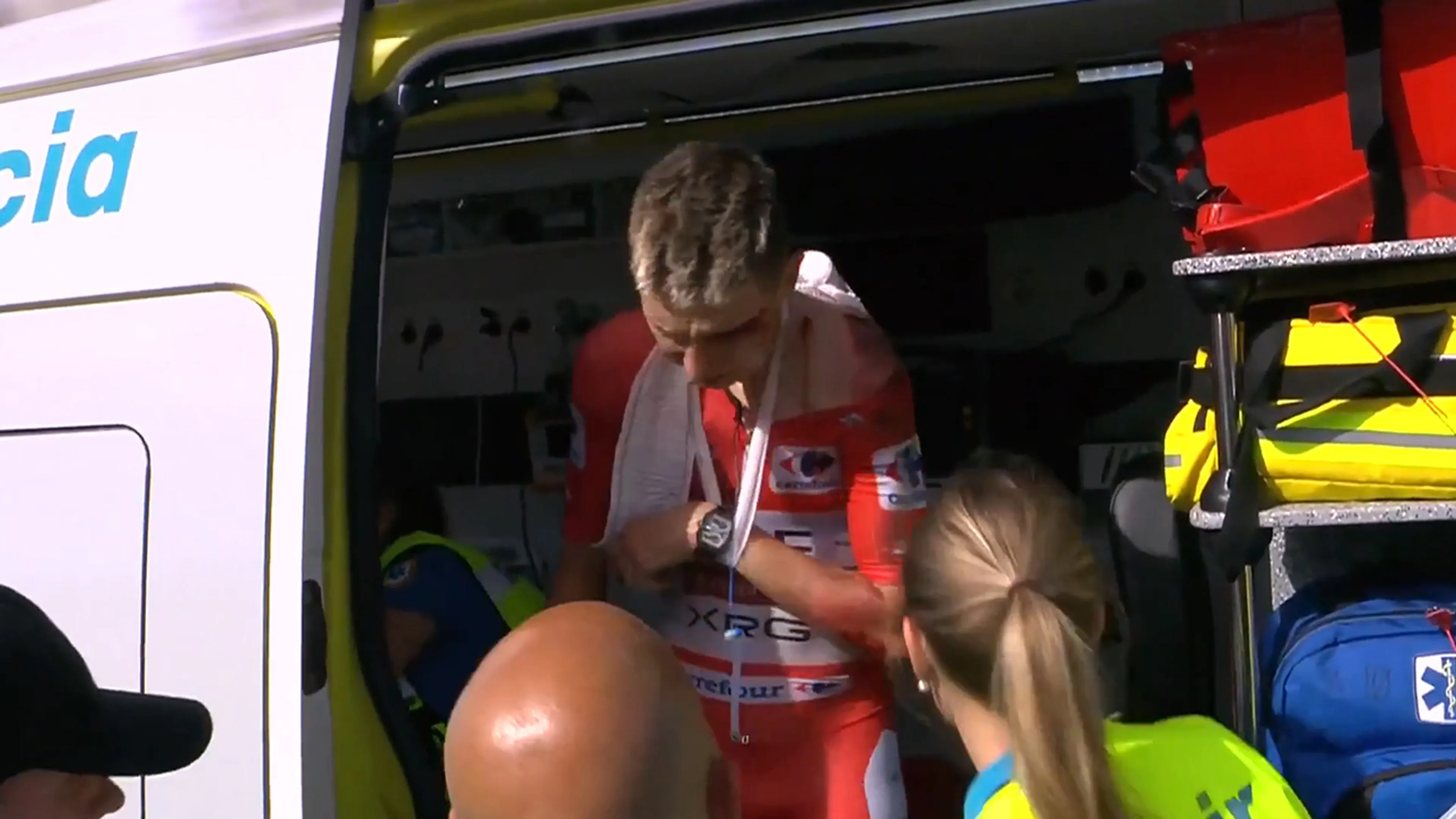 VIDEO: Harde val dwingt Pogačar uit Vuelta, vertrekt per ambulance