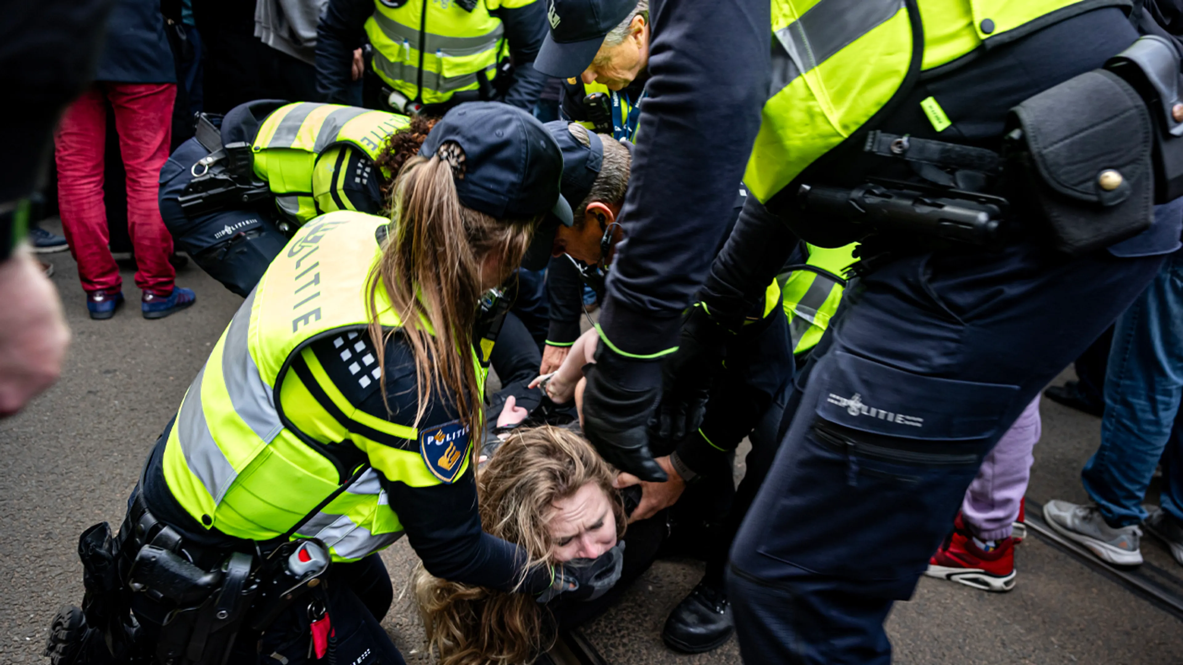 Alle demonstranten die werden aangehouden rond dodenherdenking weer op vrije voeten