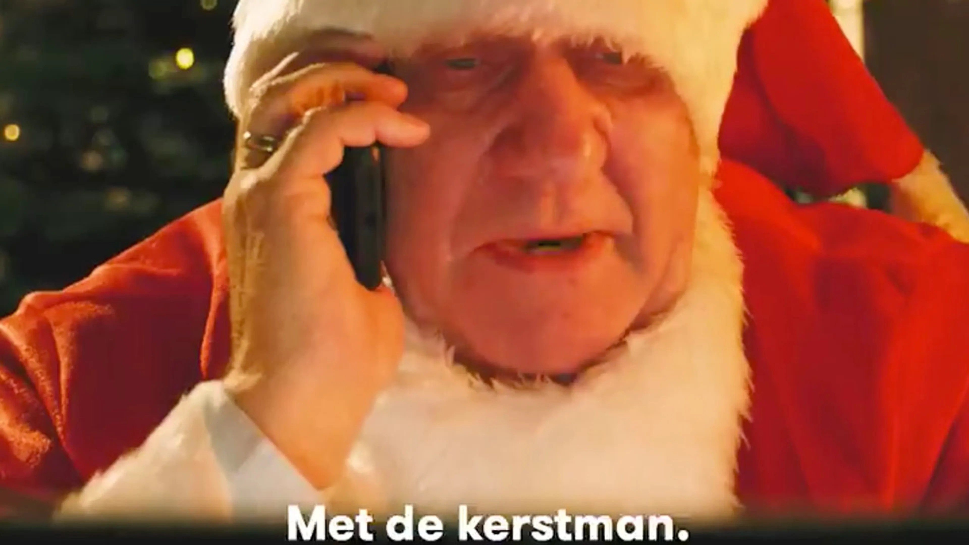 Jan Boskamp schittert als kerstman in nieuwe commercial: ‘Anders pak ik jullie bij je ballen!’