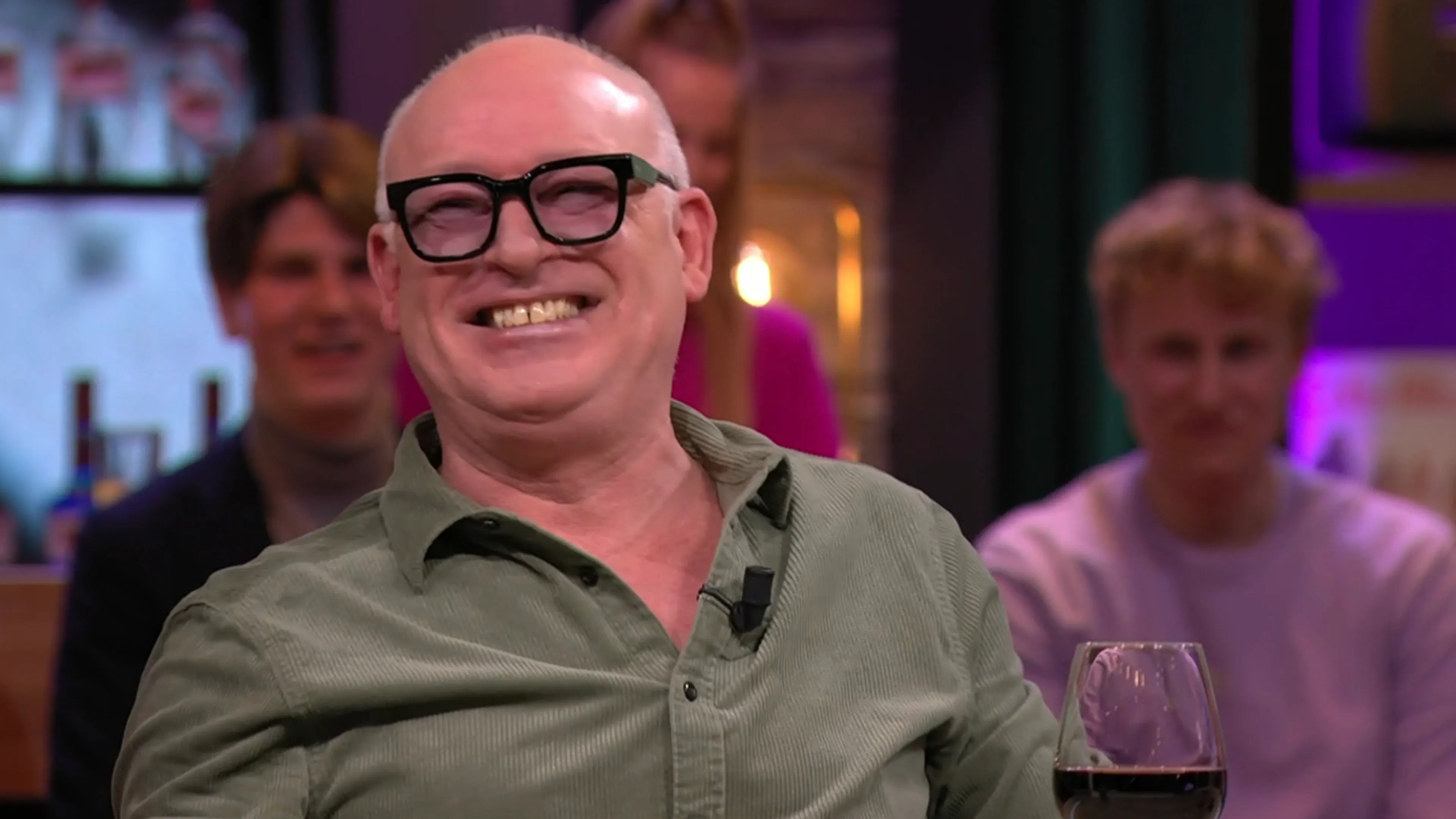 René lacht om outfit Co Stompé bij Viaplay: 'Dit kan écht niet!'