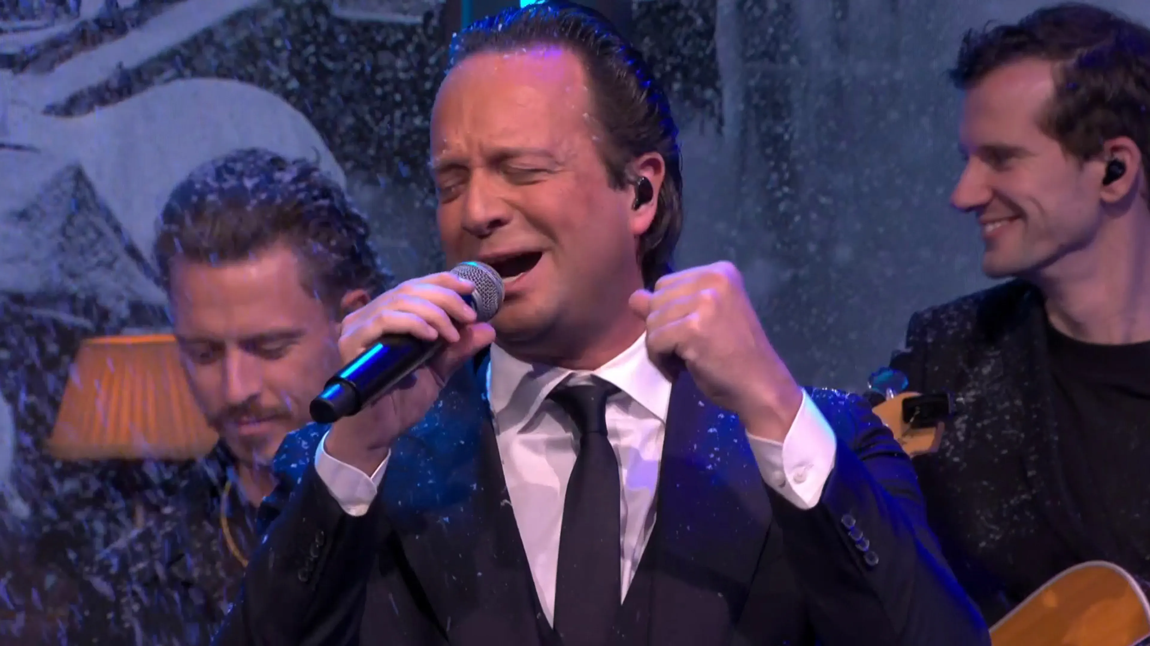 William Janz & The Julio Band zorgen met 'Amor De Mis Amores' voor prachtige opening van De Oranjewinter!
