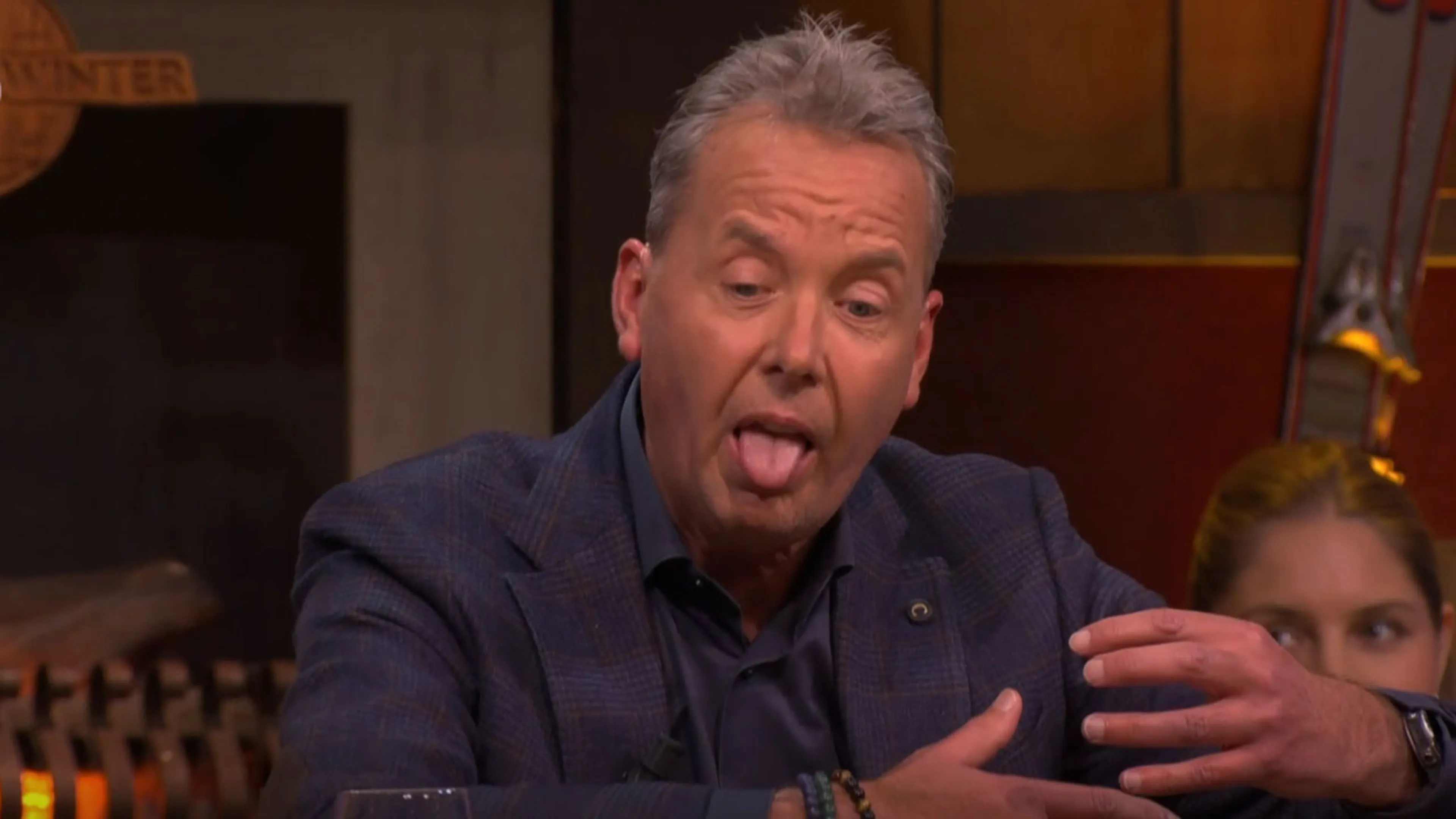 Valentijn Driessen imiteert deelnemer uit Winter Vol Liefde: 'En die tong erin duwen!'