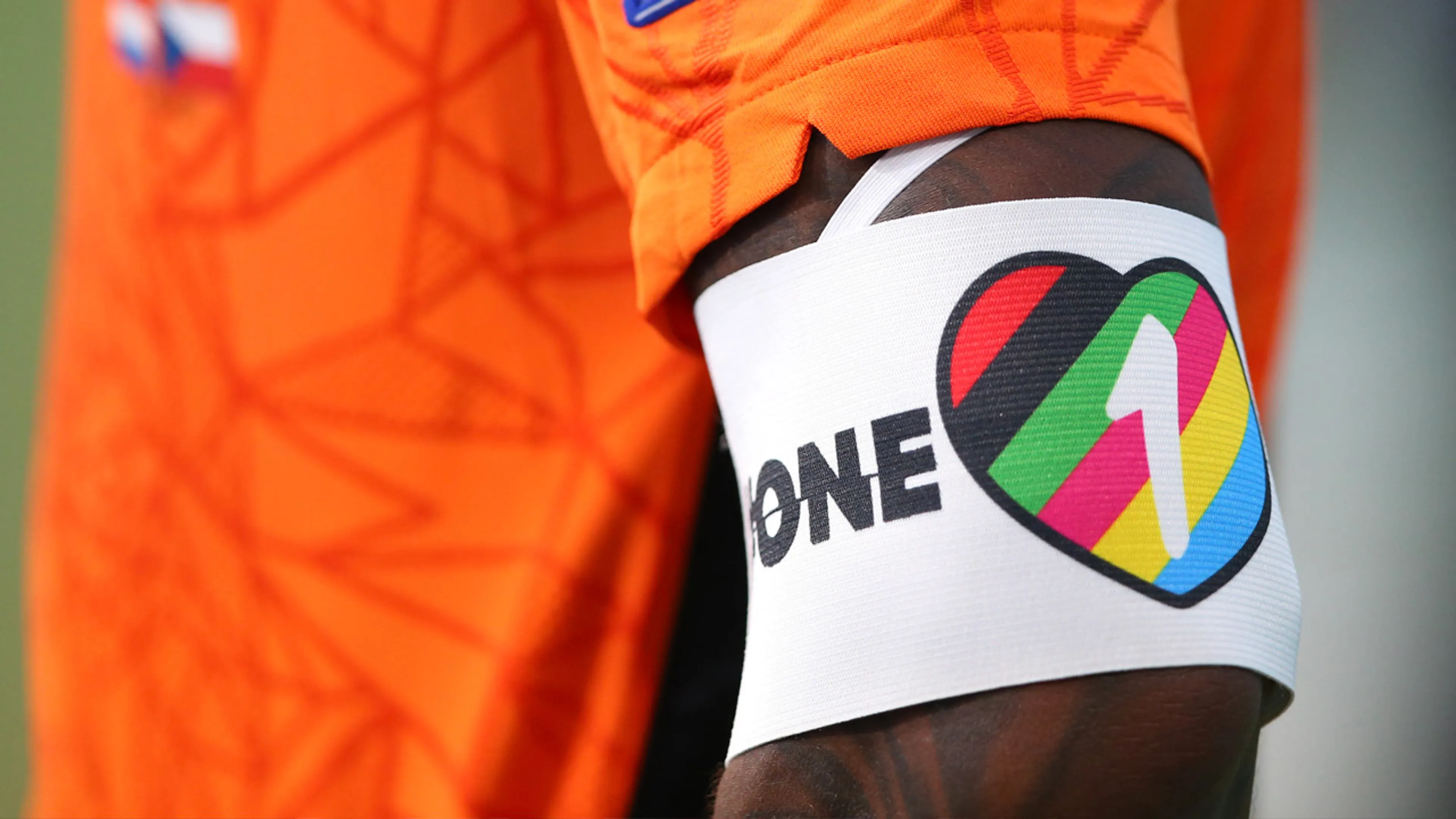 KNVB en Van Dijk bezwijken onder druk FIFA: geen OneLove-band tegen Senegal