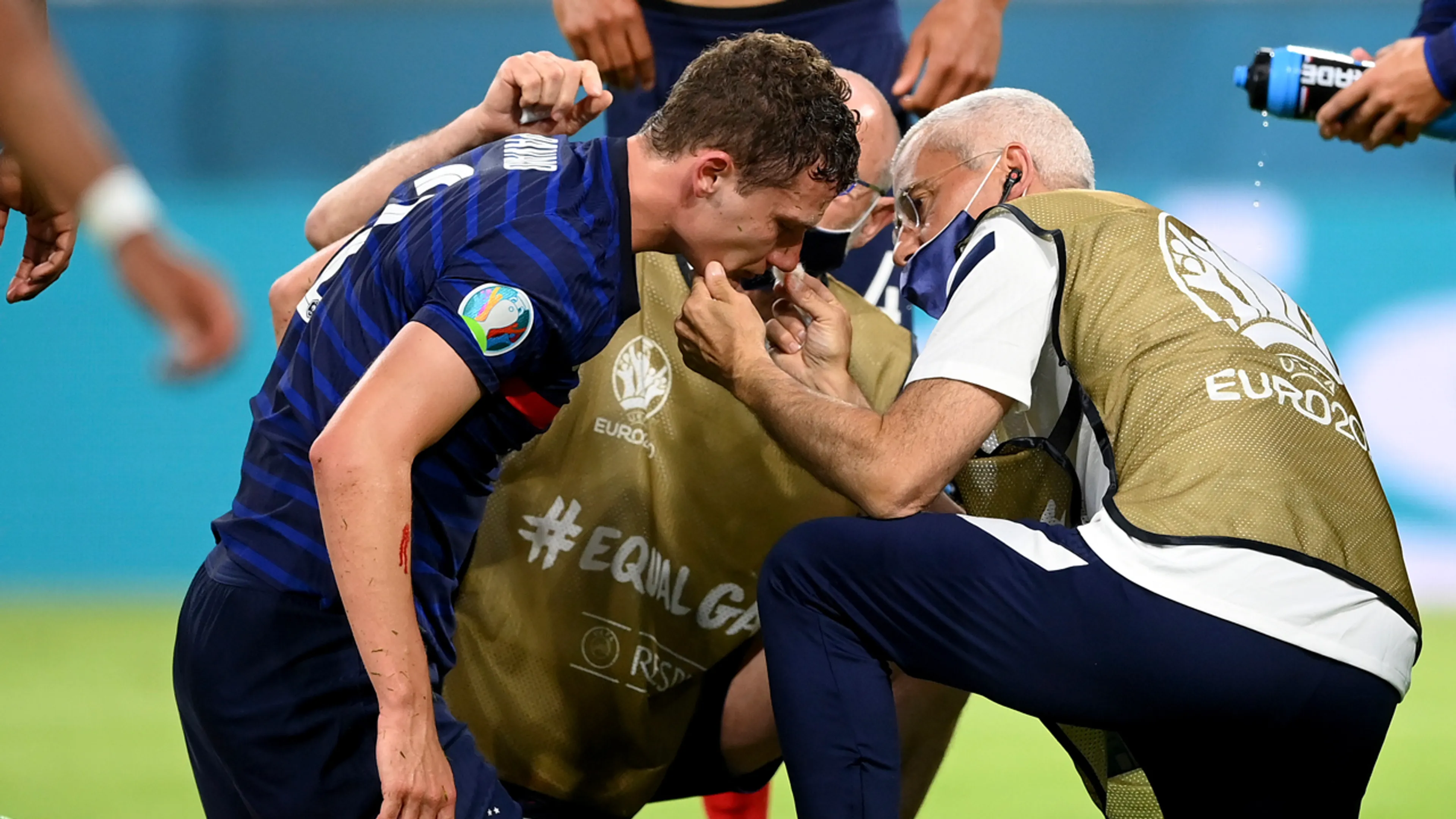 Benjamin Pavard was even buiten bewustzijn