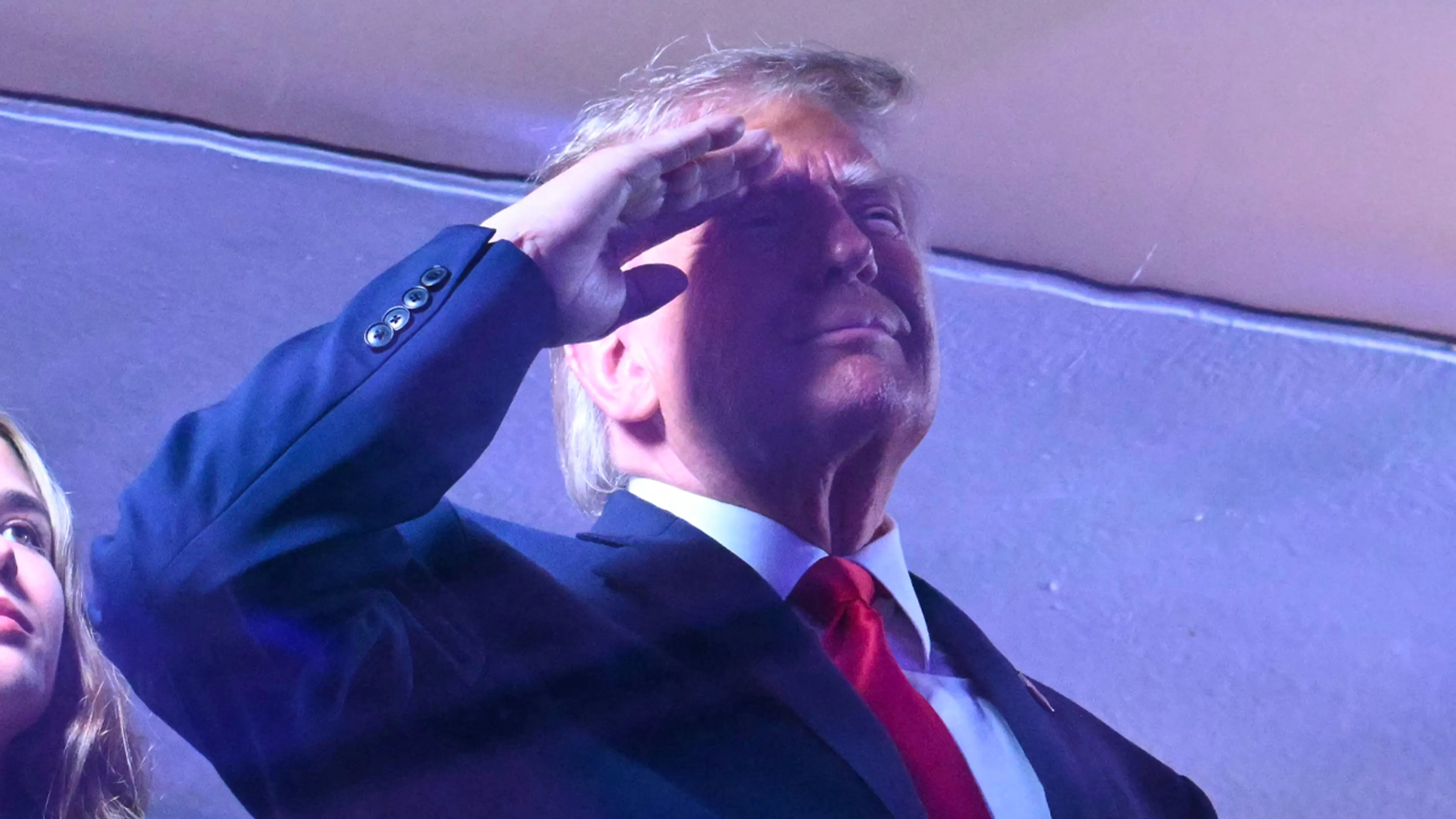 Video: Donald Trump uitgejoeld tijdens volkslied voorafgaand aan NBA-finale