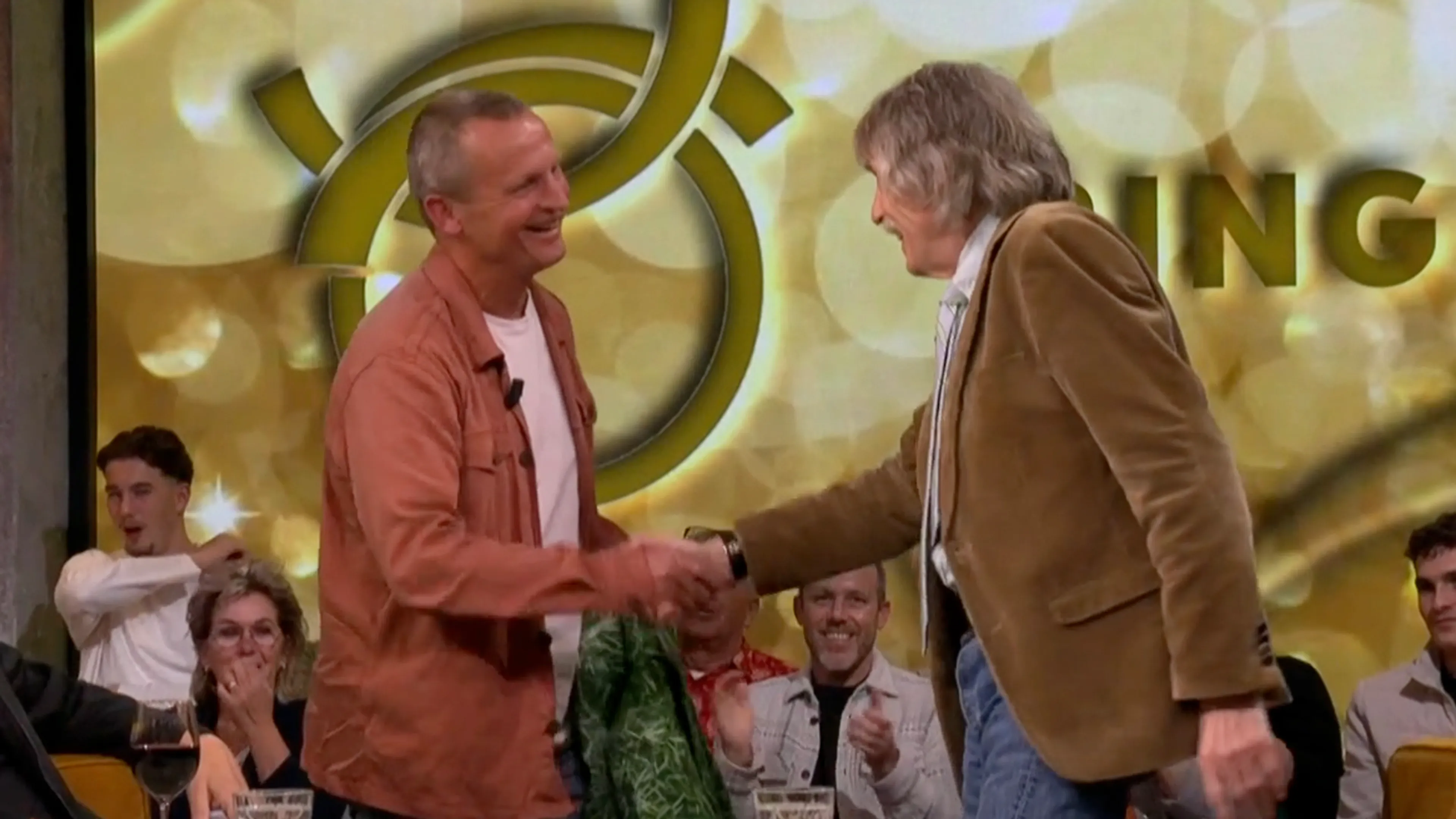 Johan Derksen weigert iconisch grasjasje aan te trekken: 'Dat betekent echtscheiding!'