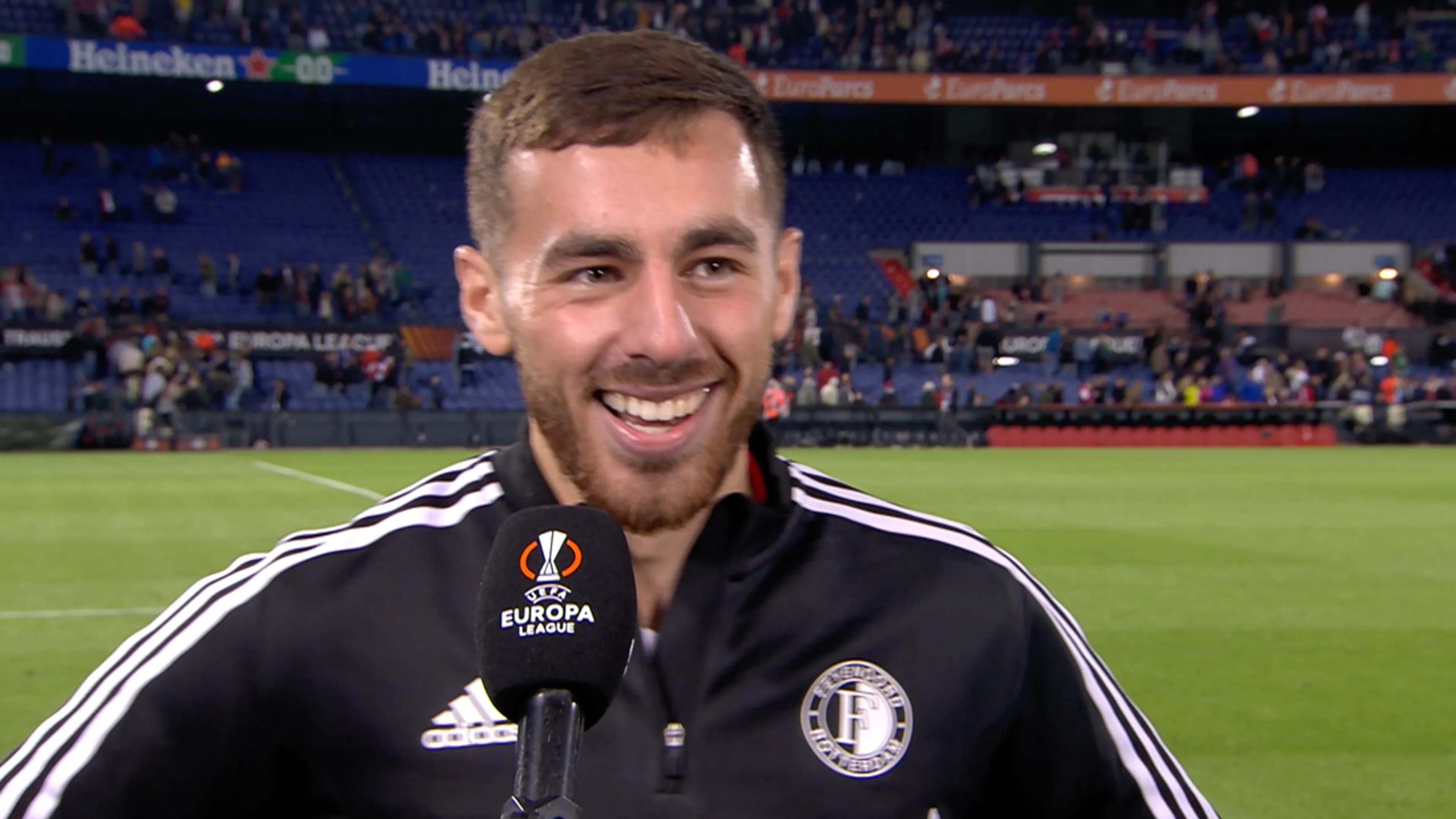 Kökcü toegejuicht tijdens interview: 'Ik kan me niet eens focussen!'