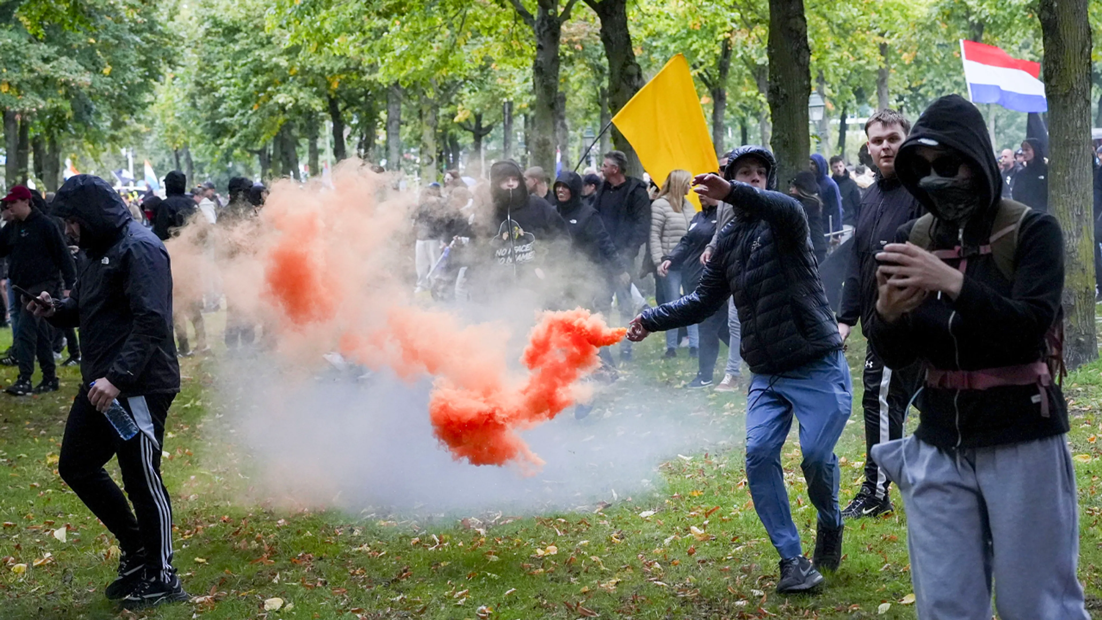 Demonstranten 'Wij zijn het volk'-protest gebruiken geweld, ME grijpt in