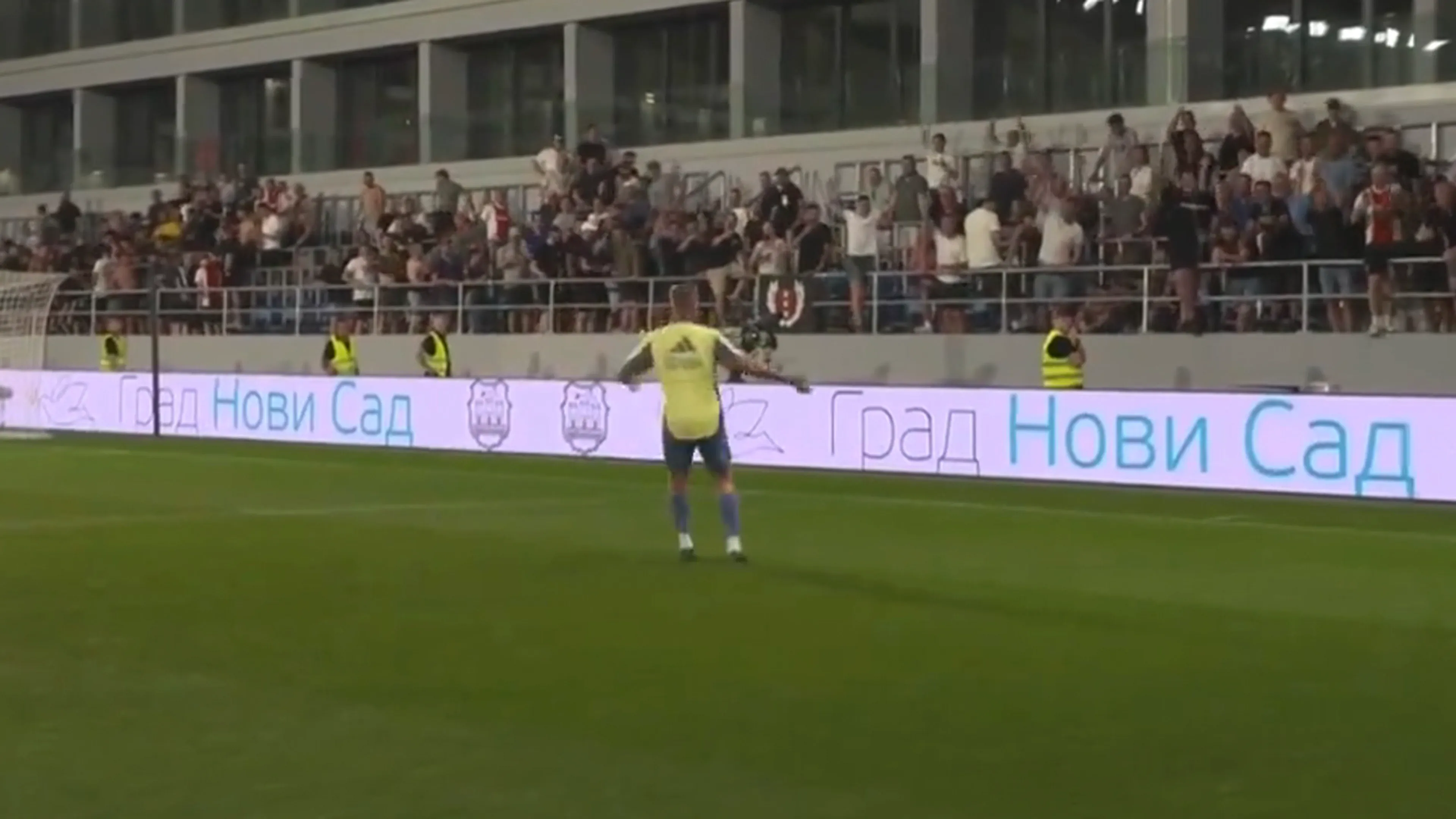Video: Mannsverk vermaakt meegereisde Ajax-fans na bereiken derde voorronde Europa League