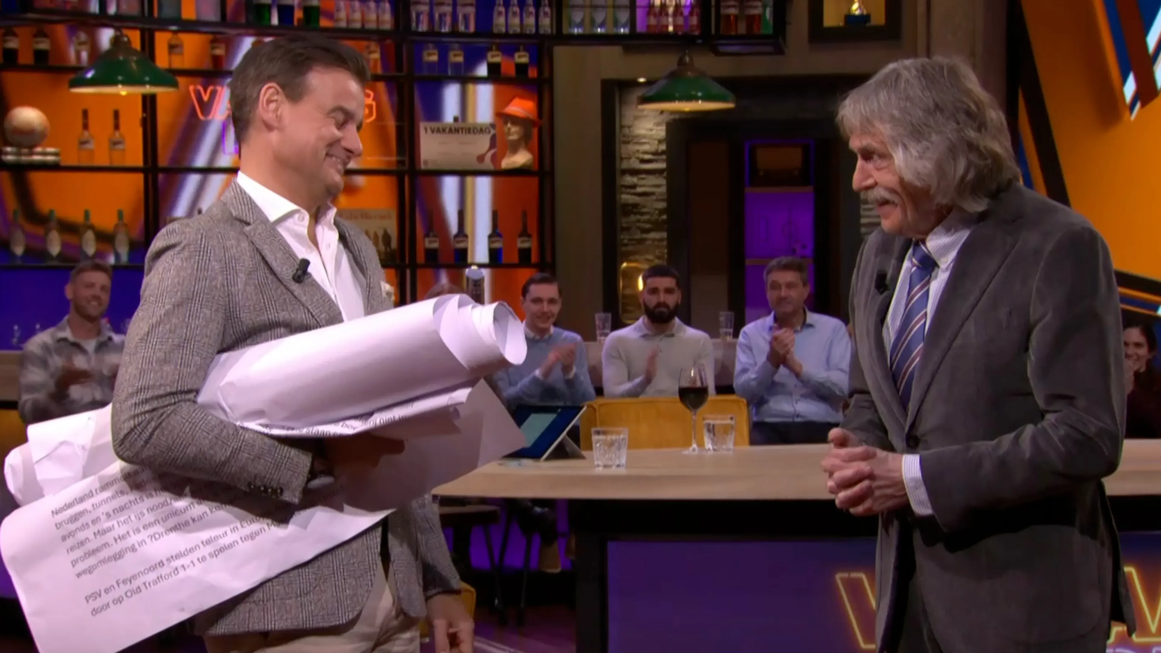 Wilfred lacht om cadeau van Sinterklaas aan Johan: 'Ik vind dit echt heel grappig!'