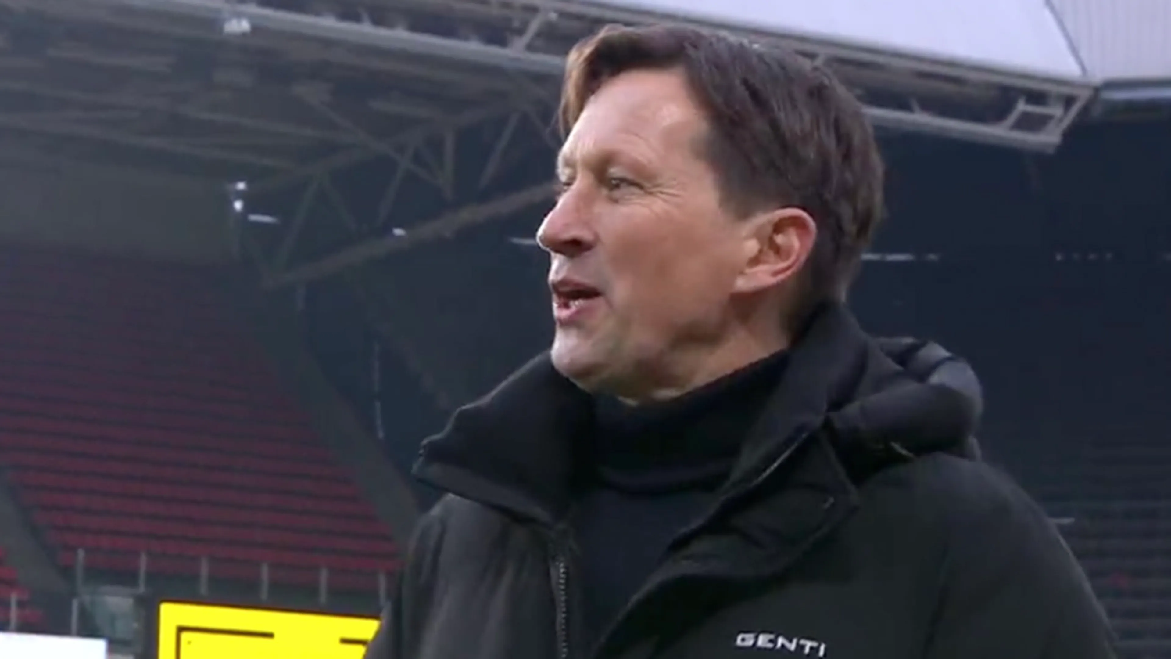 Schmidt woest na curieus doelpunt: 'Give the cup to Ajax today!'