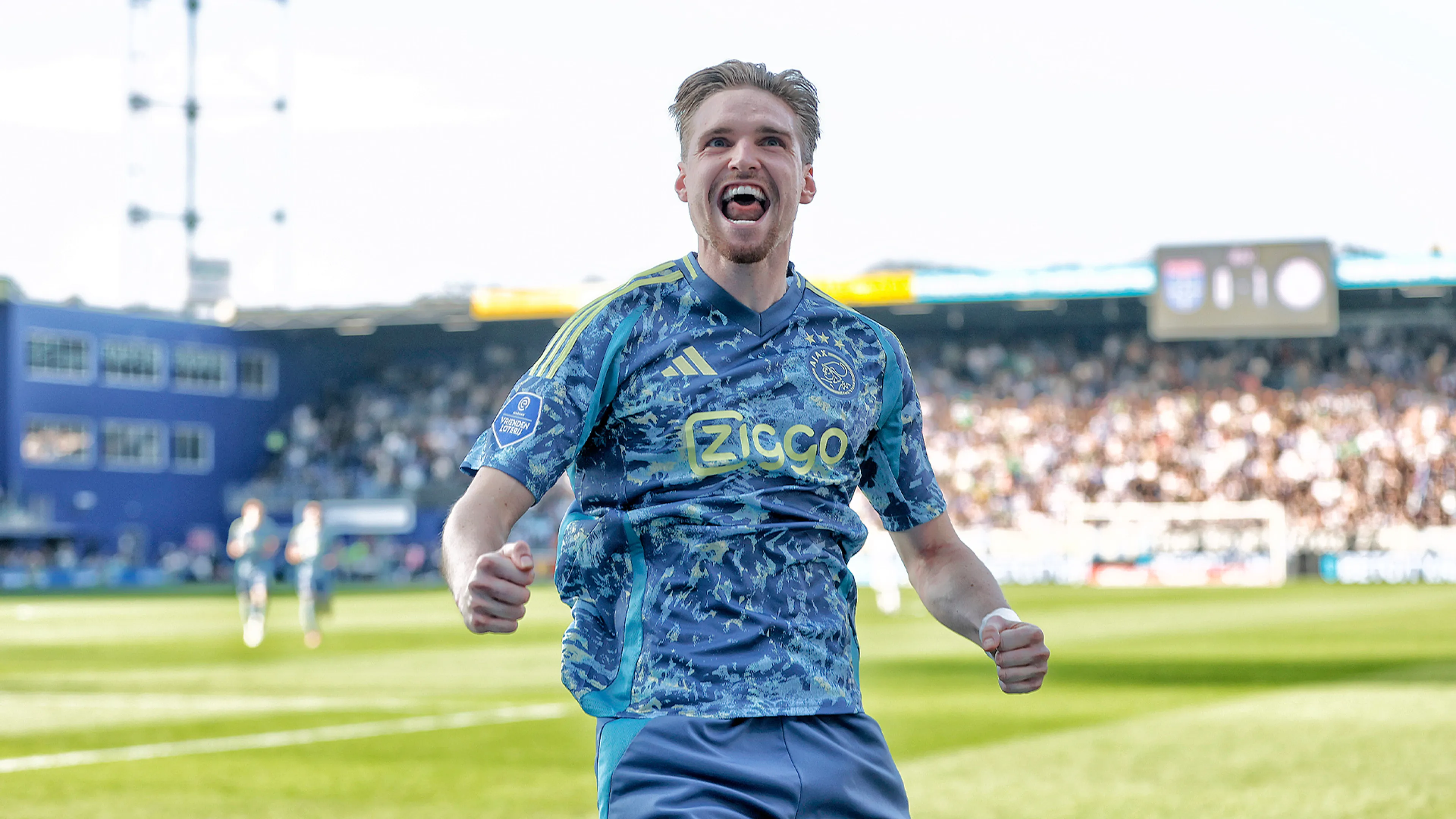 Taylor schiet Ajax vanaf penaltystip naar zege op PEC Zwolle