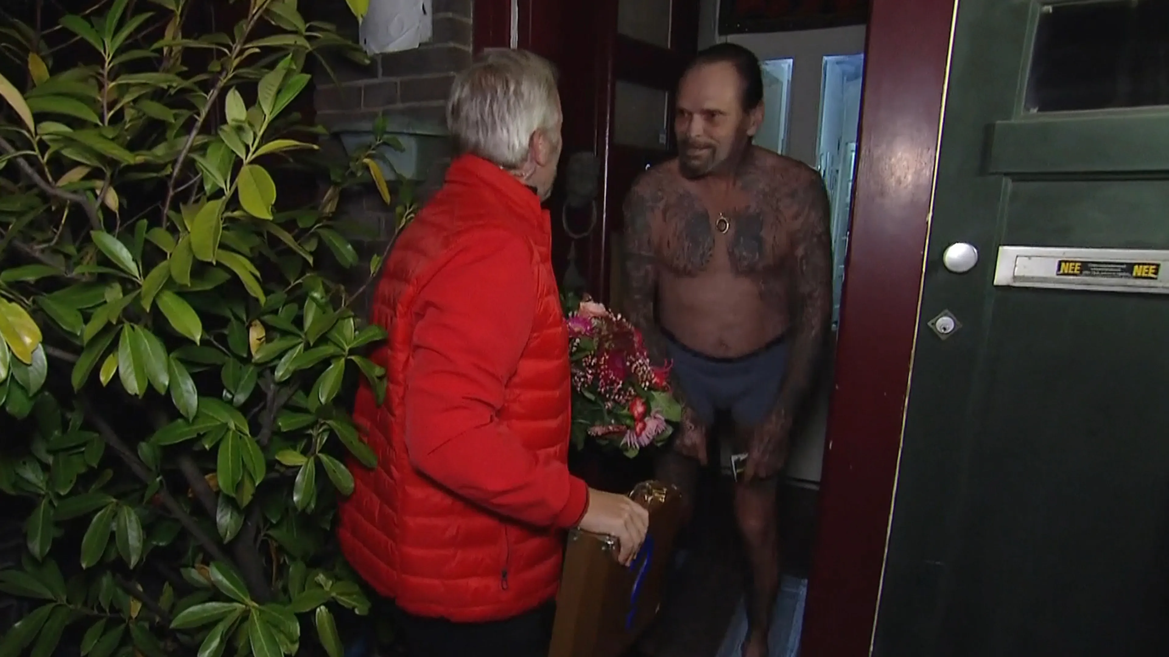 Miljoenenjacht-thuiswinnaar opent de deur in zijn onderbroek: ‘Ik kom uit de douche!’