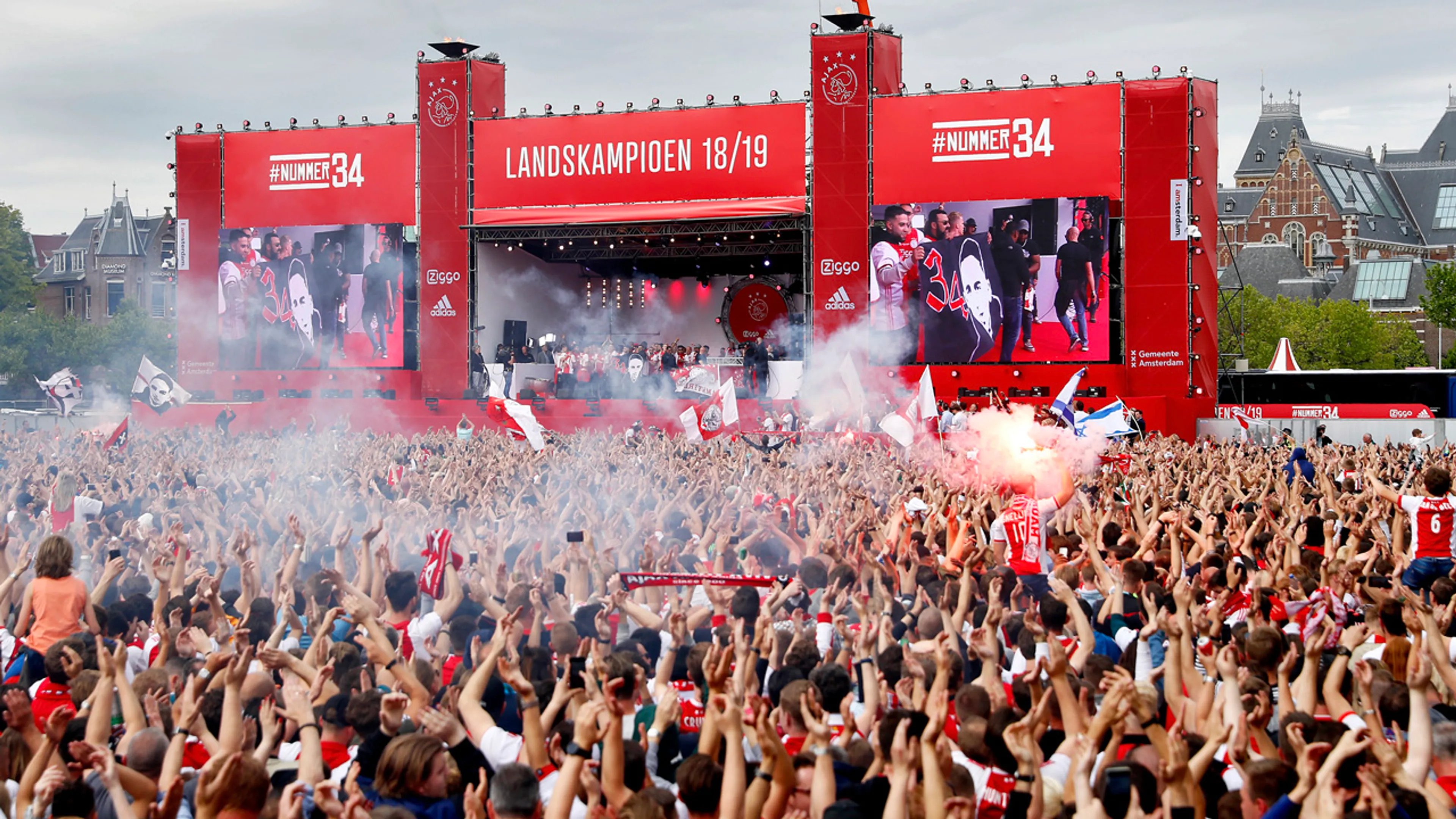34 arrestaties tijdens en na huldiging Ajax