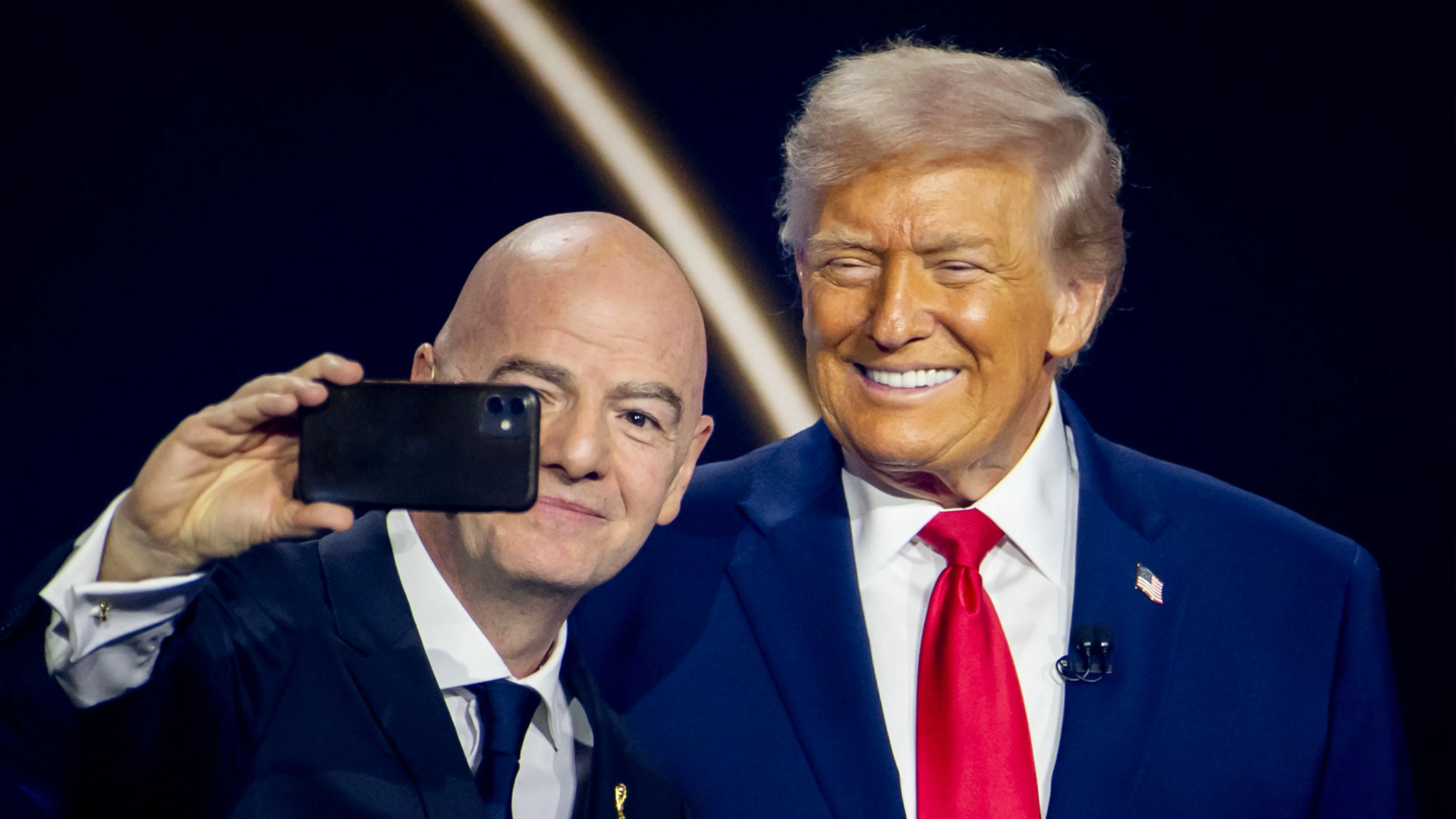 Donald Trump reikt wereldbeker uit na finale WK voetbal