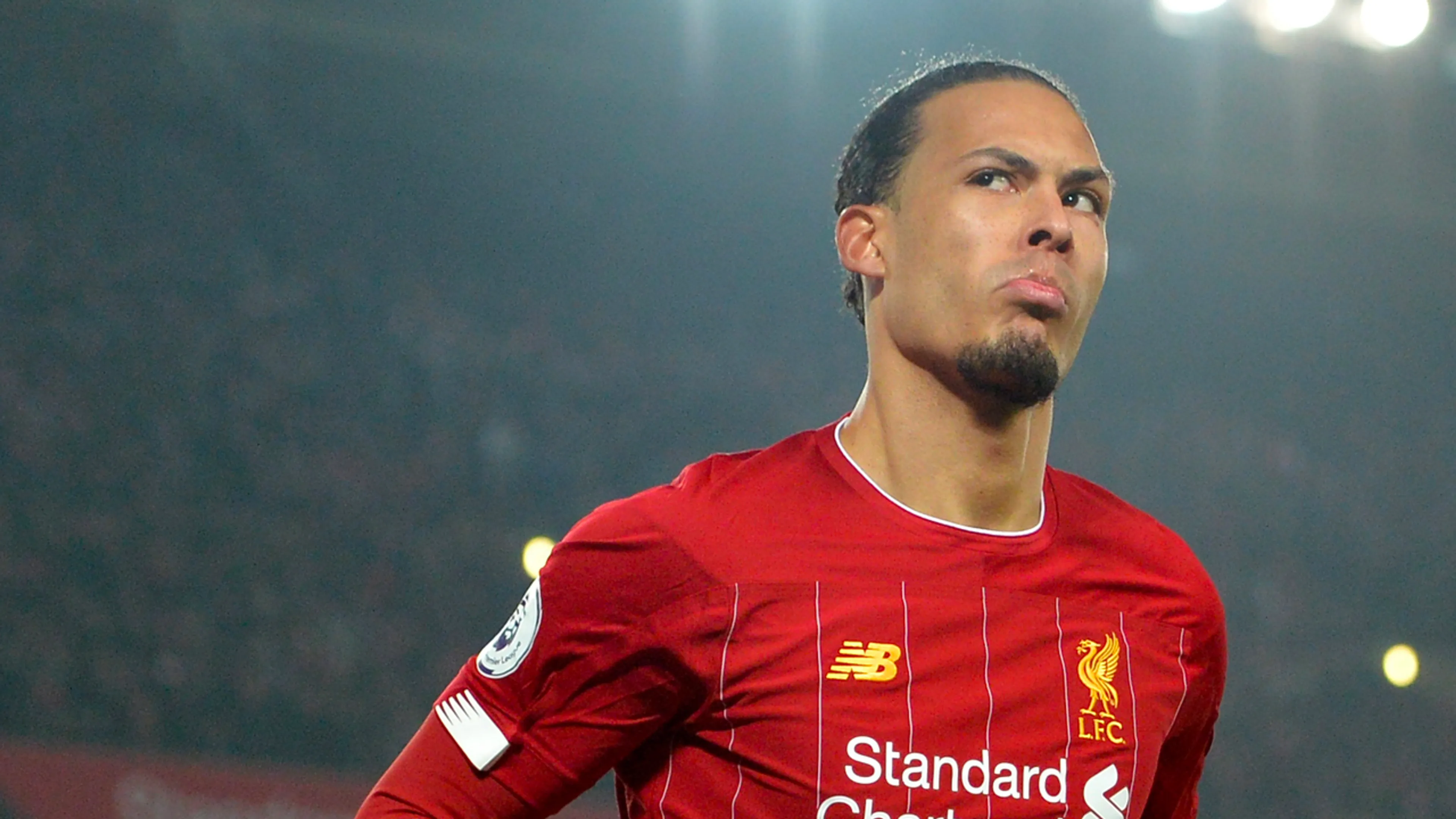 Van Dijk lacht om journalist: 'Alleen de landstitel iets kleins?!'
