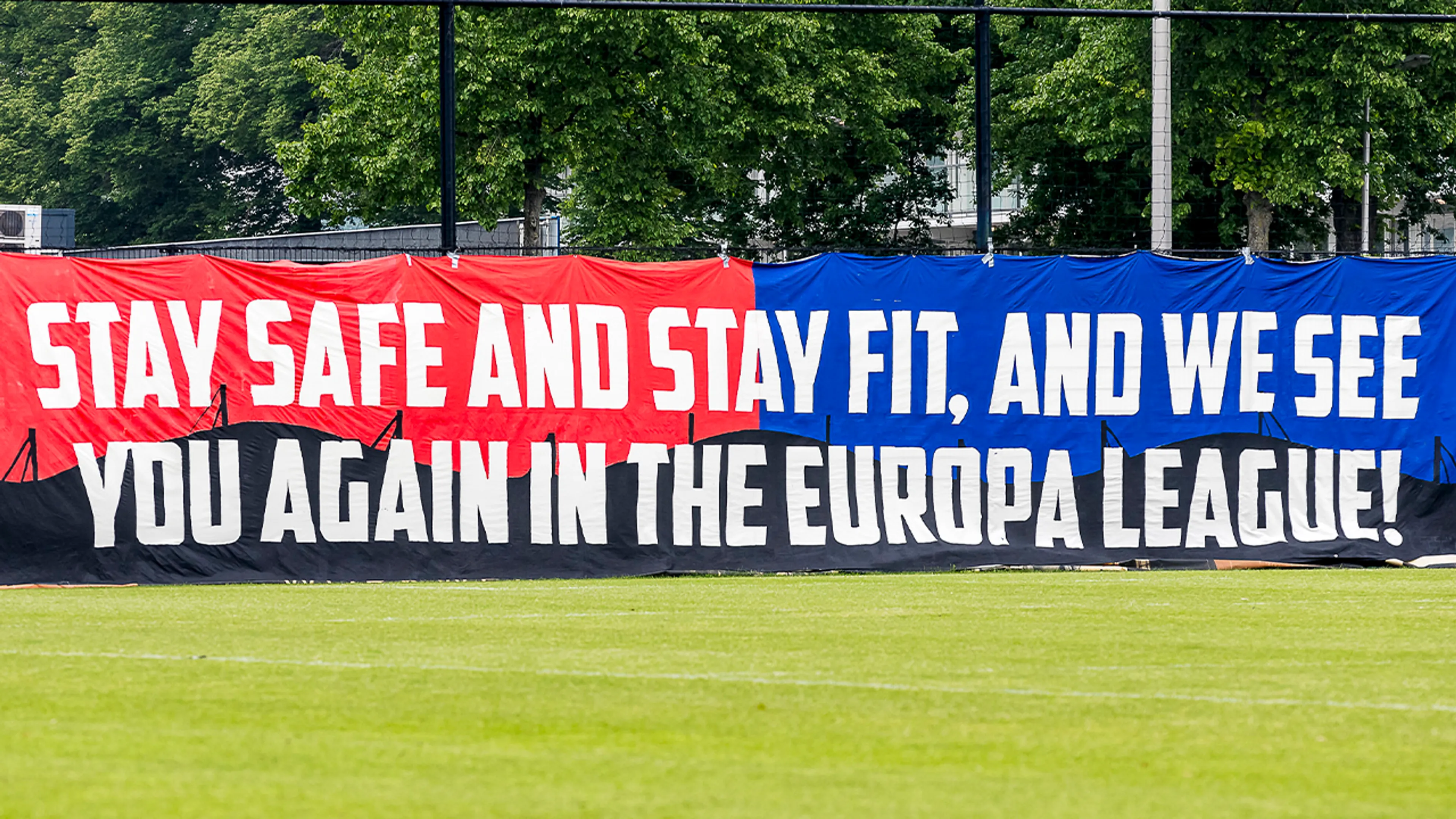 FC Utrecht-supporters steken spandoek Willem II in brand