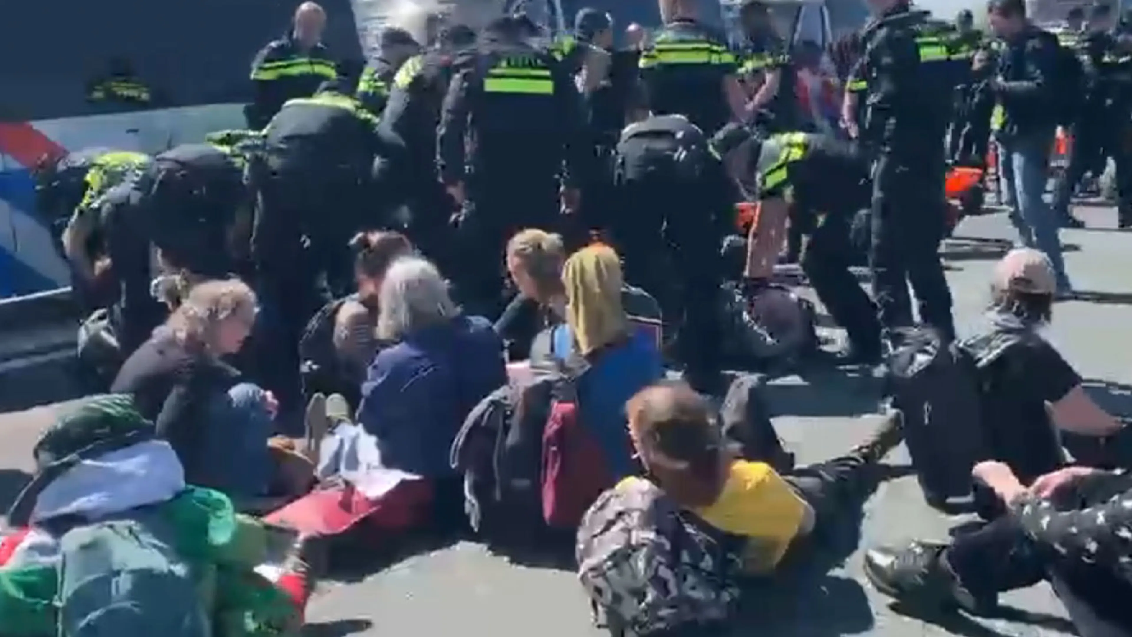 Politie grijpt in bij klimaatprotest op de A12 en voert demonstranten af