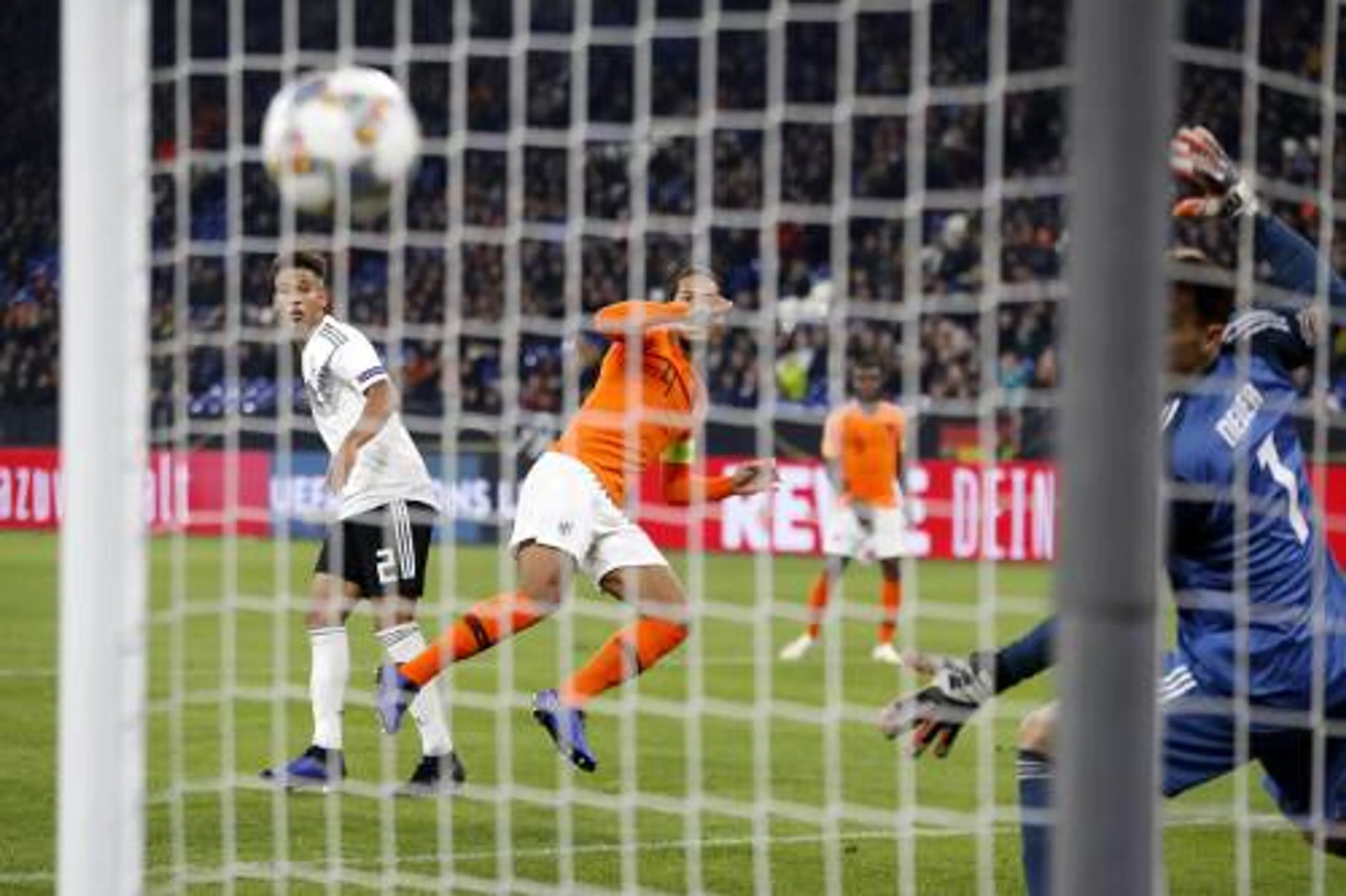 Oranje door late doelpunten naar finaleronde