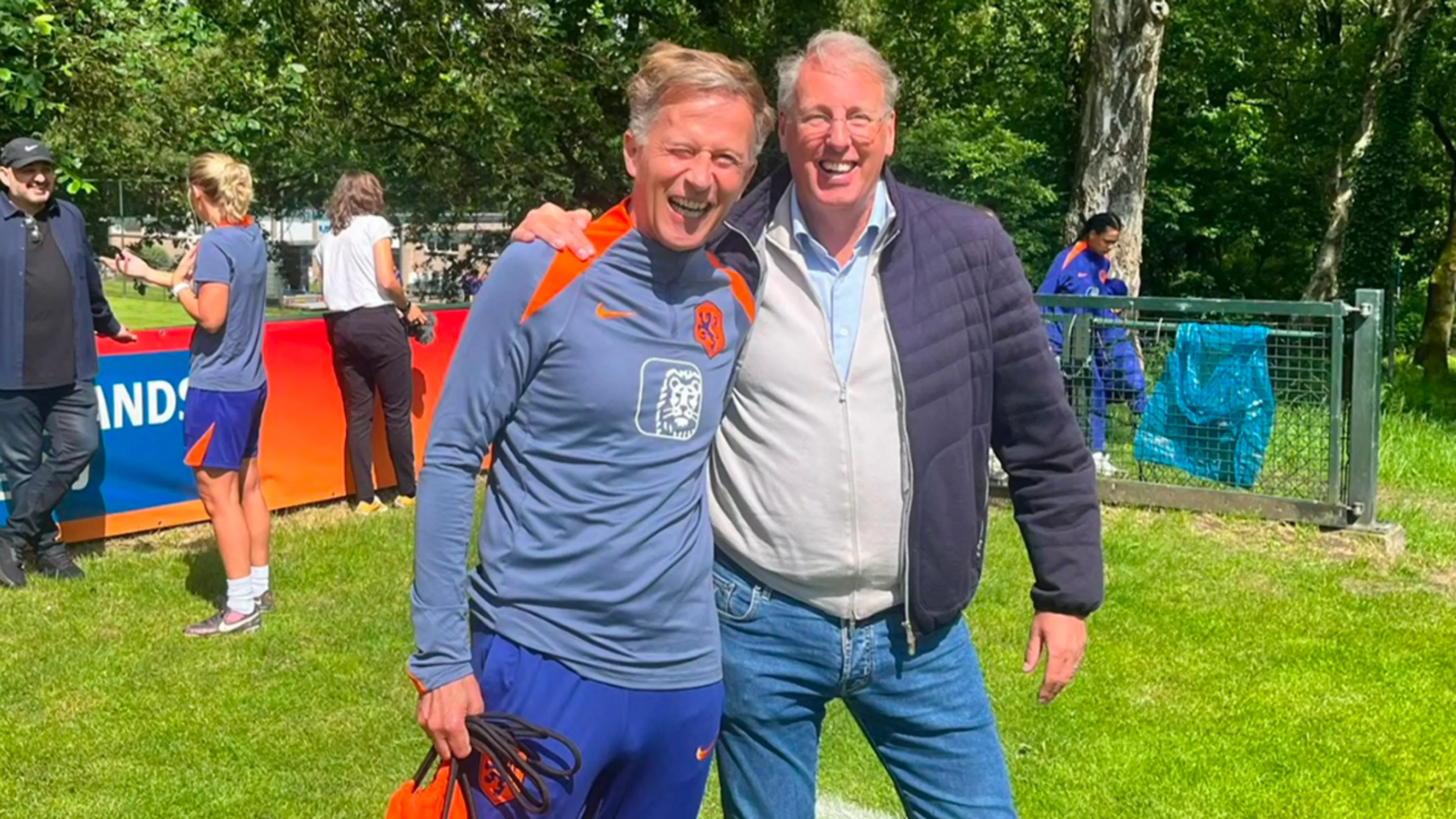 Chris Woerts gaat in op uitnodiging Andries Jonker en bezoekt training van Oranje Leeuwinnen