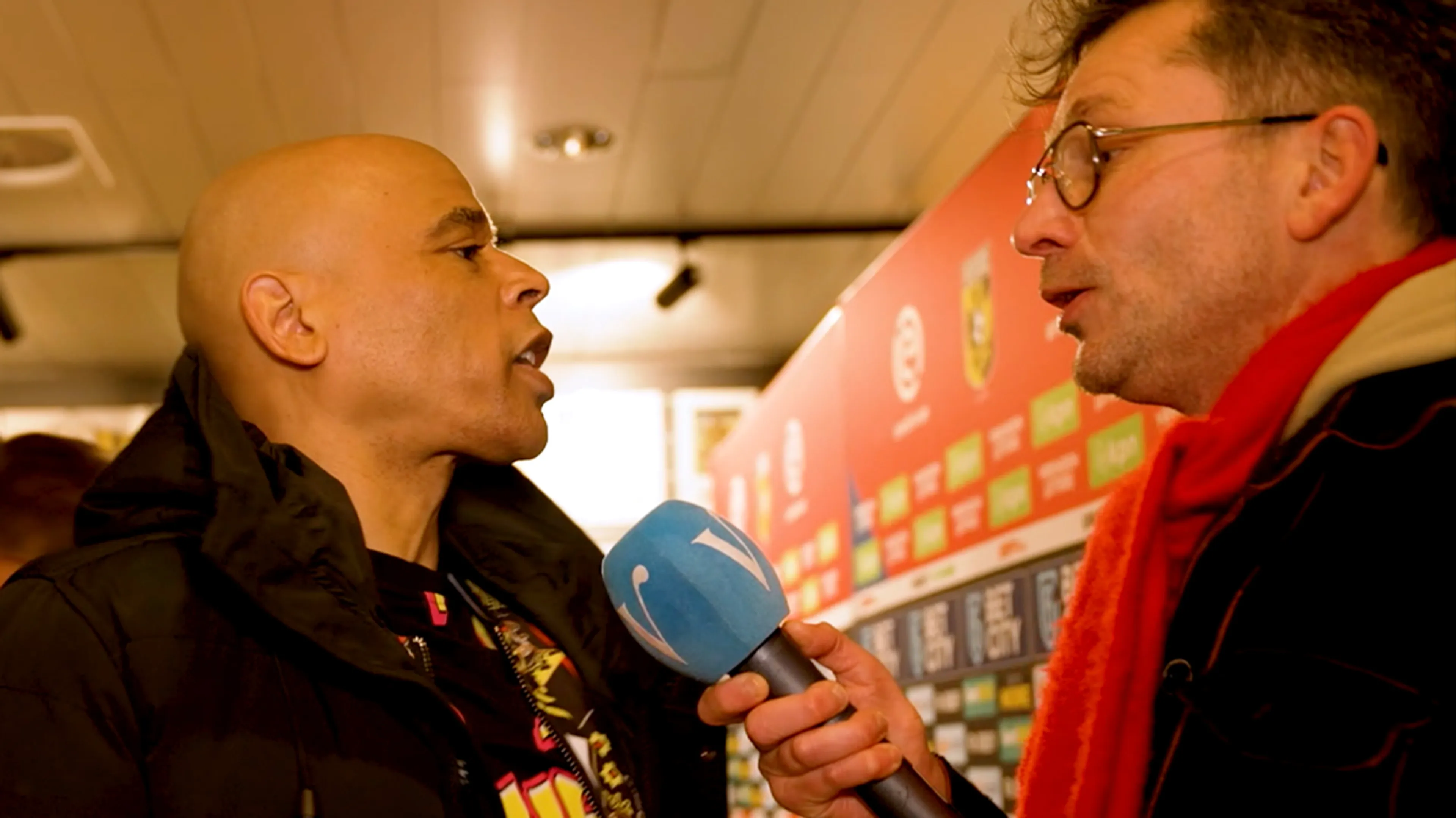Tom Staal en Glenn Helder bezoeken Vitesse - FC Volendam: 'Je bent strontirritant!'