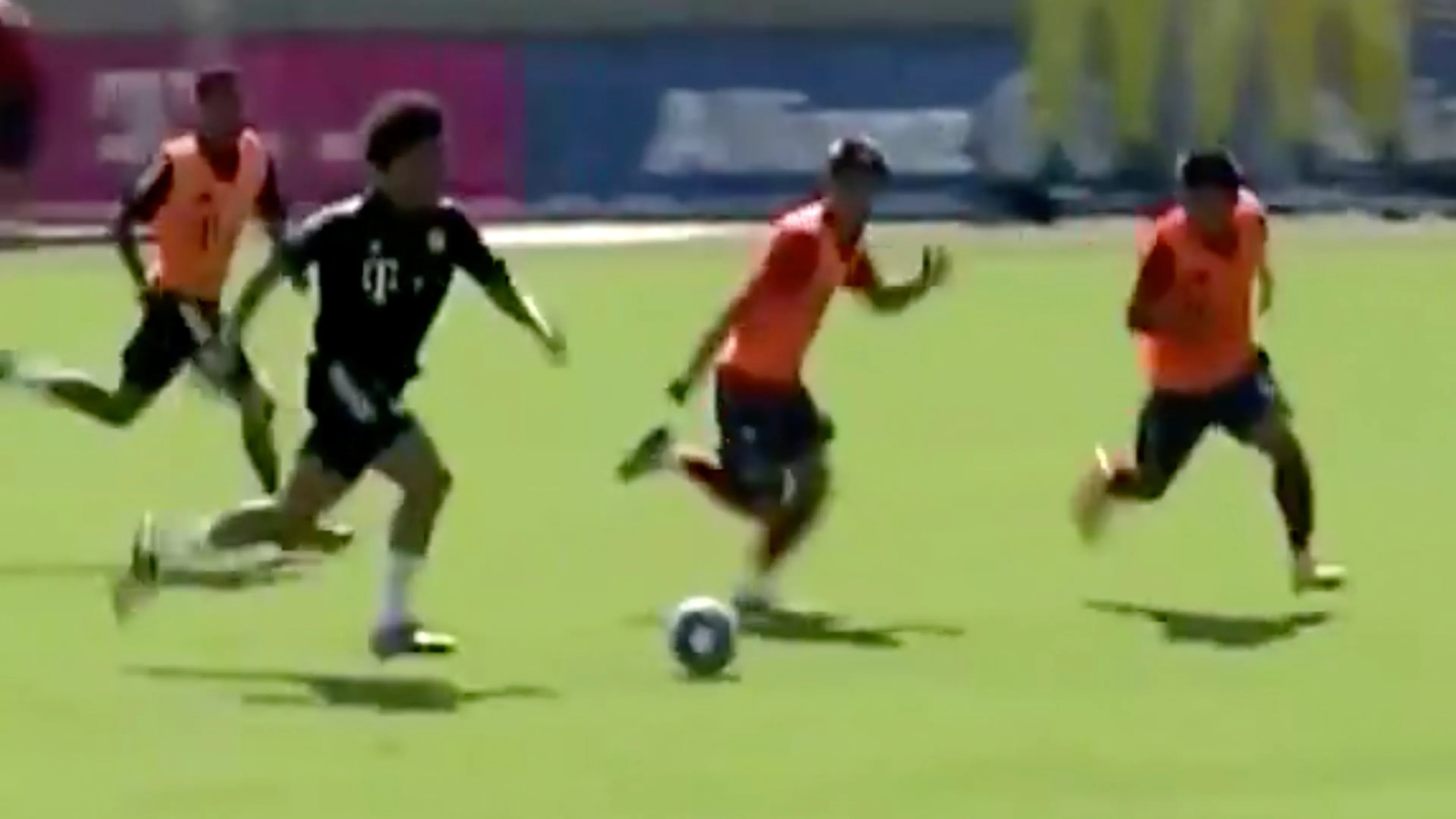 VIDEO - Sané schittert met heerlijke actie op training Bayern