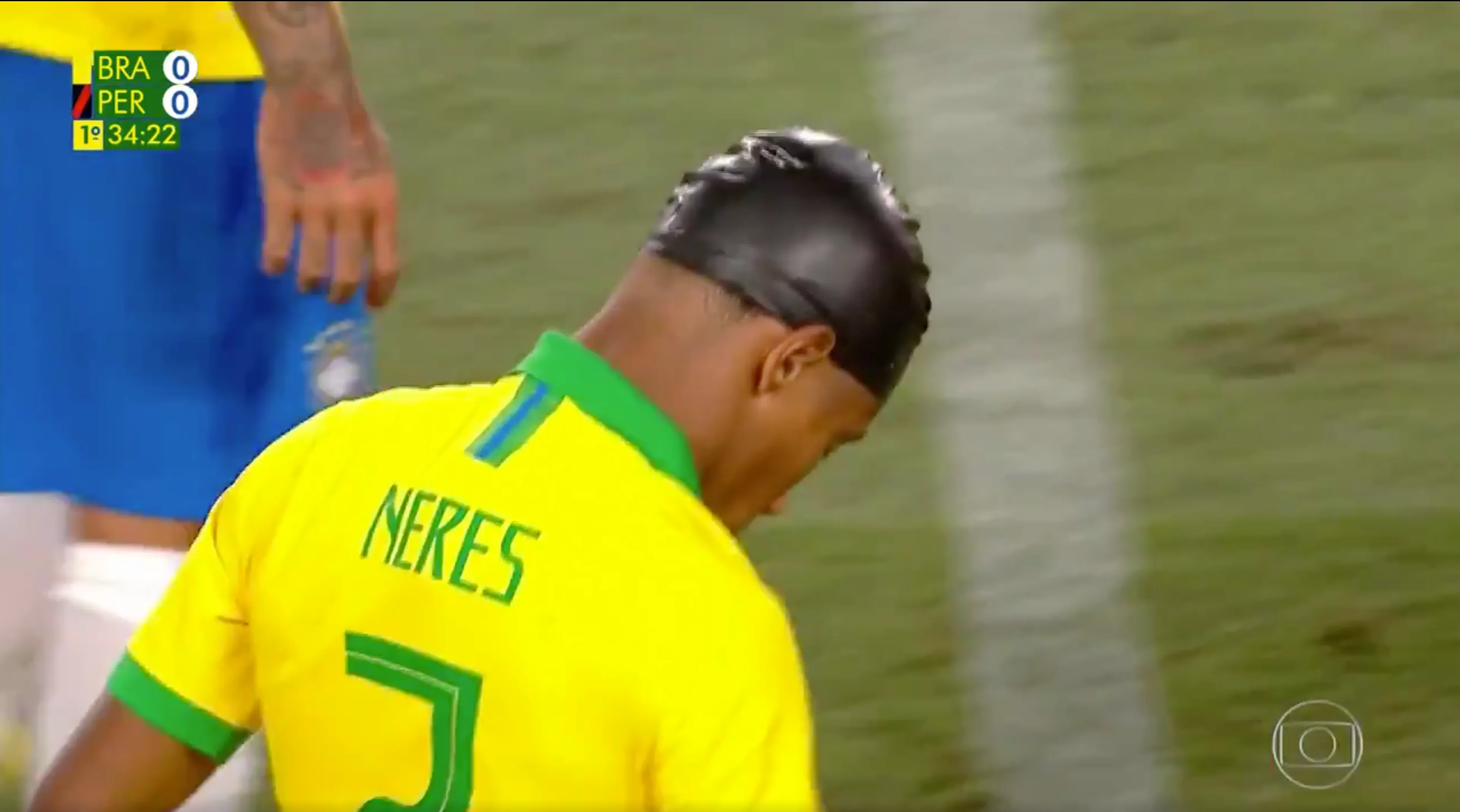 LOL! Neres en Casemiro voetballen met badmuts op na botsing