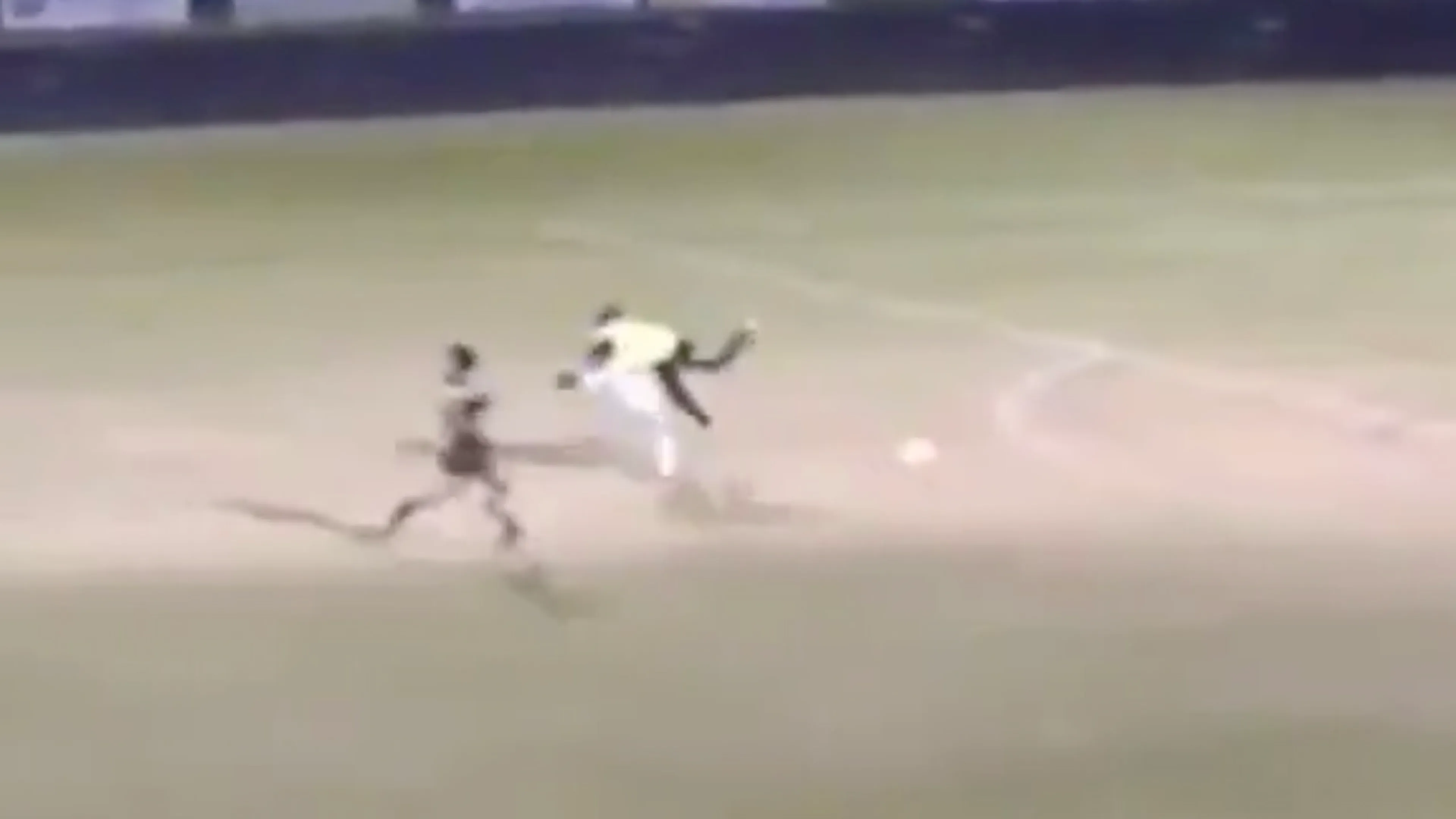 LOL! Keepster haalt speelster genadeloos onderuit met rugbytackle