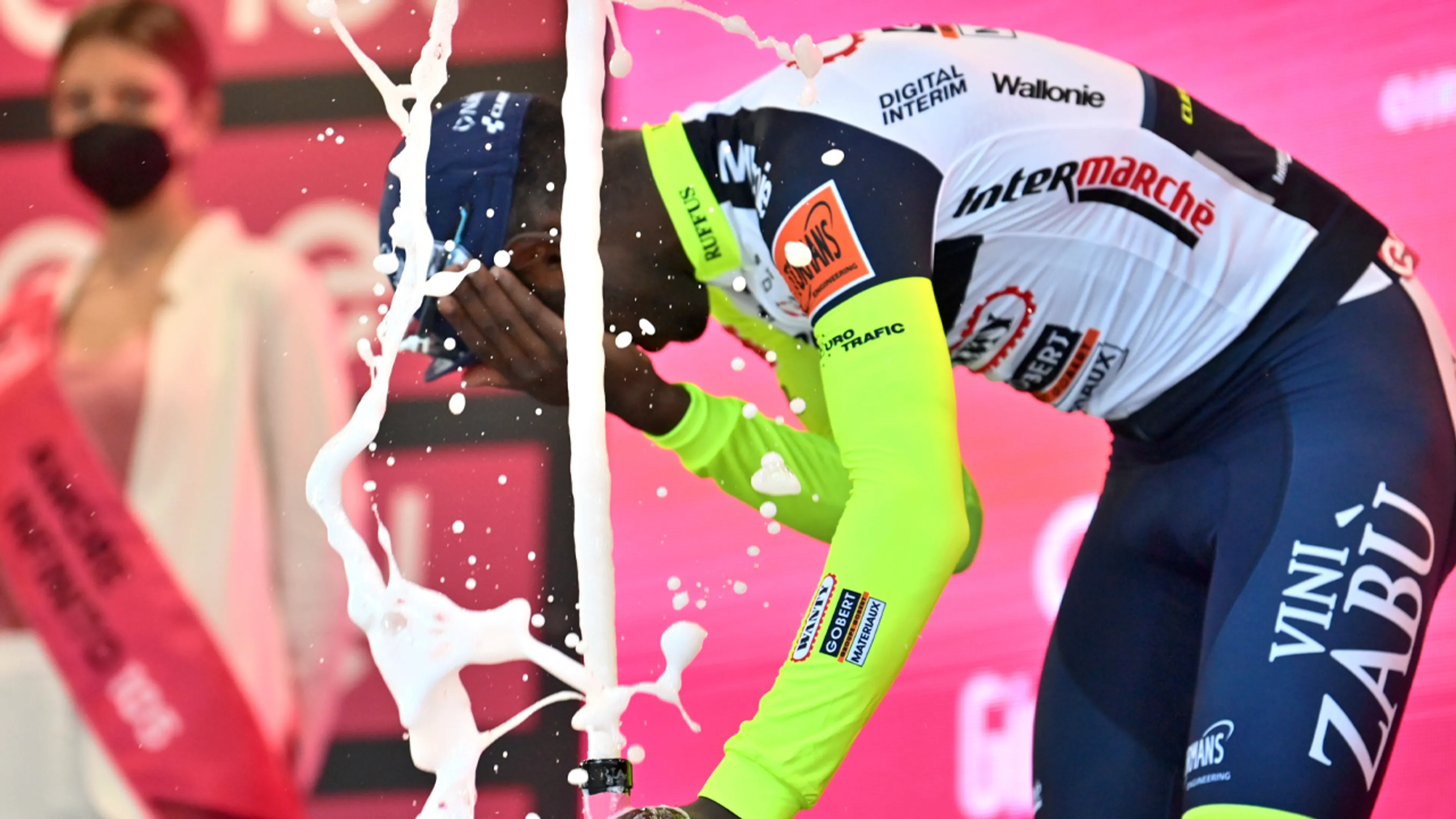 Etappewinnaar Girmay moet noodgedwongen afstappen in Giro d'Italia na ongeluk met kurk