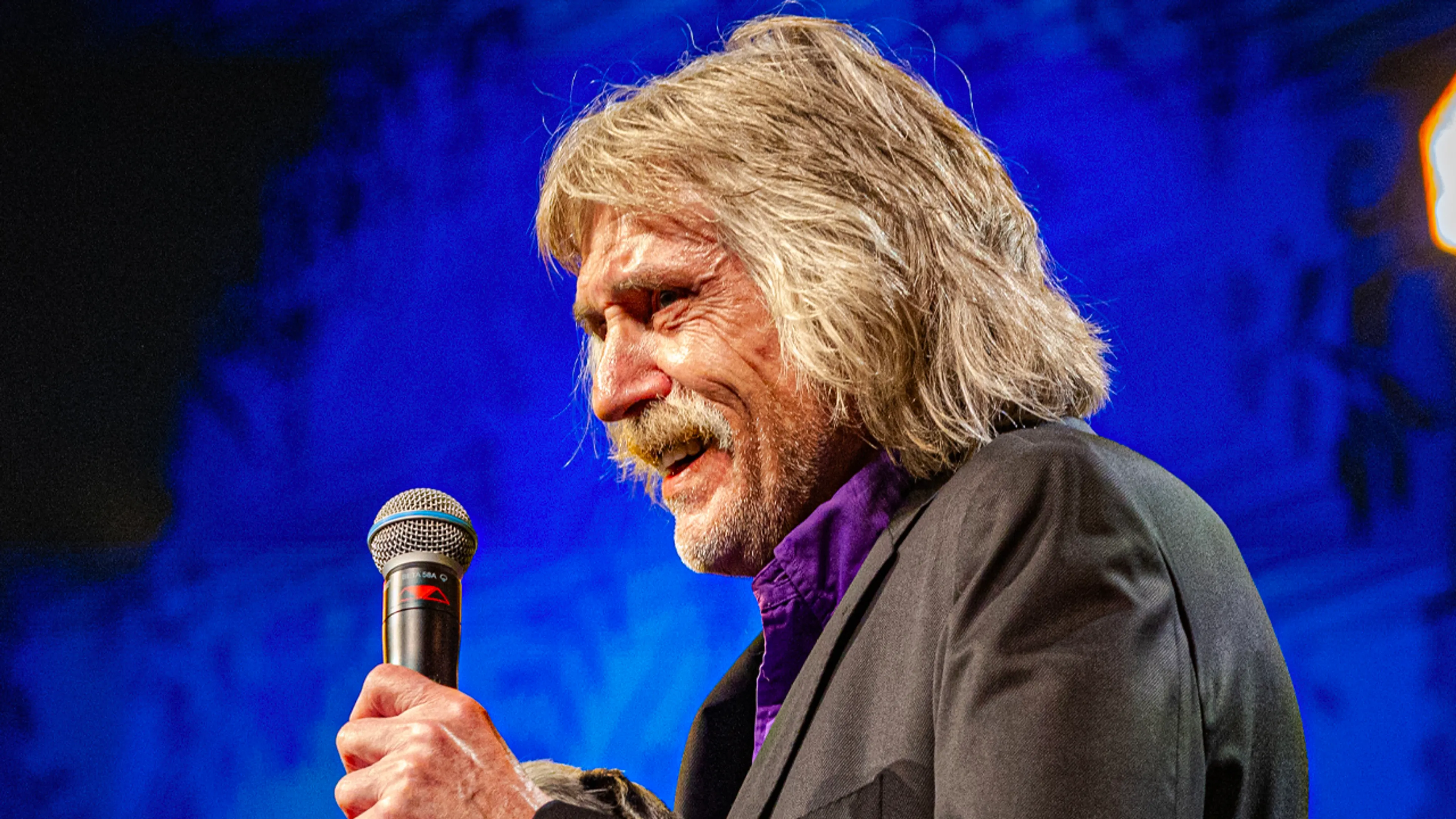 'Johan Derksen moet de oudejaarsconference van Claudia de Breij overnemen!'