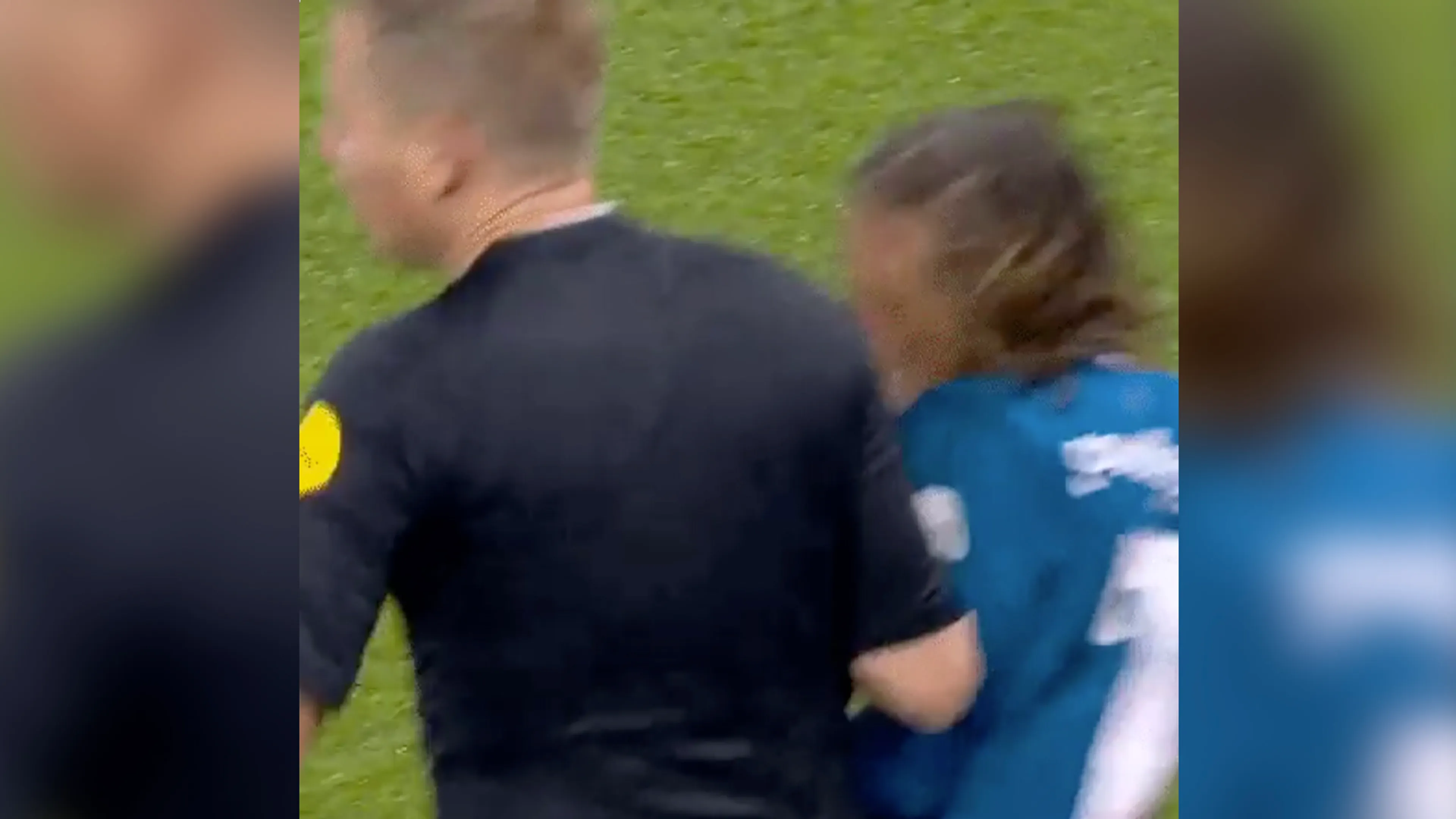 Video: Xavi Simons krijgt beuk van grensrechter na blessurebehandeling
