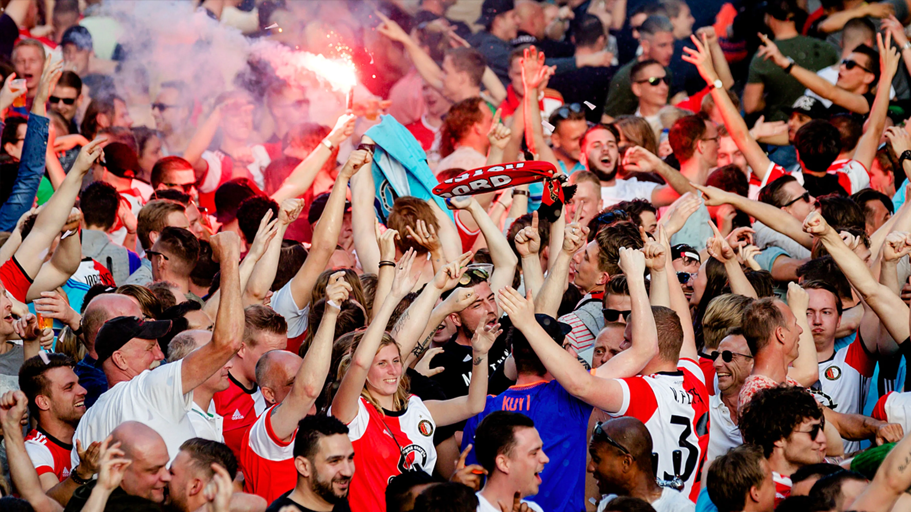 'Vanaf 1 september betaald voetbal met publiek mogelijk'