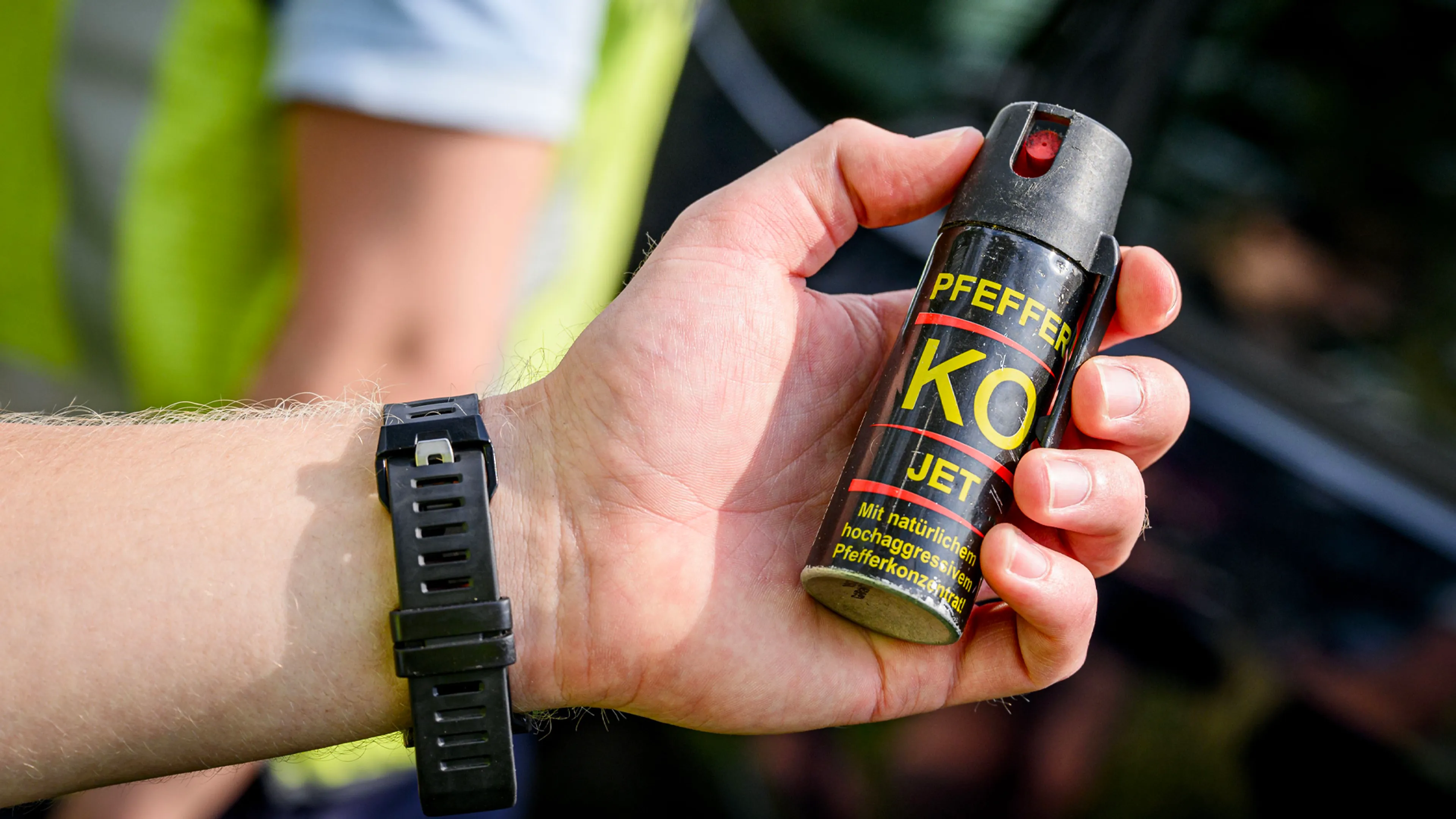 Justitieminister Van Weel overweegt zelfverdediging met pepperspray toe te staan