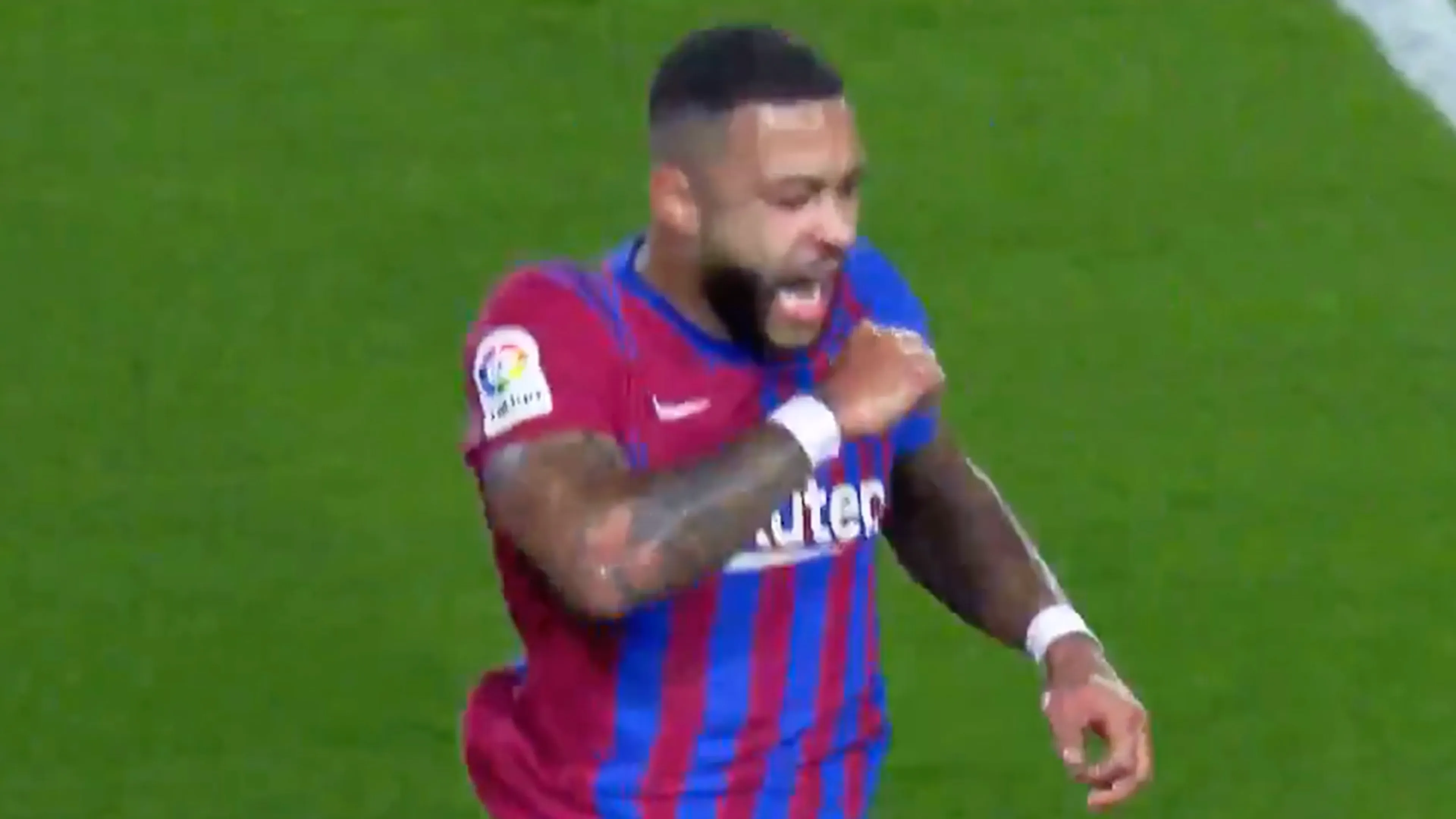VIDEOGOAL: Memphis schiet penalty vol overtuiging langs Cillessen en zet Barça op voorsprong