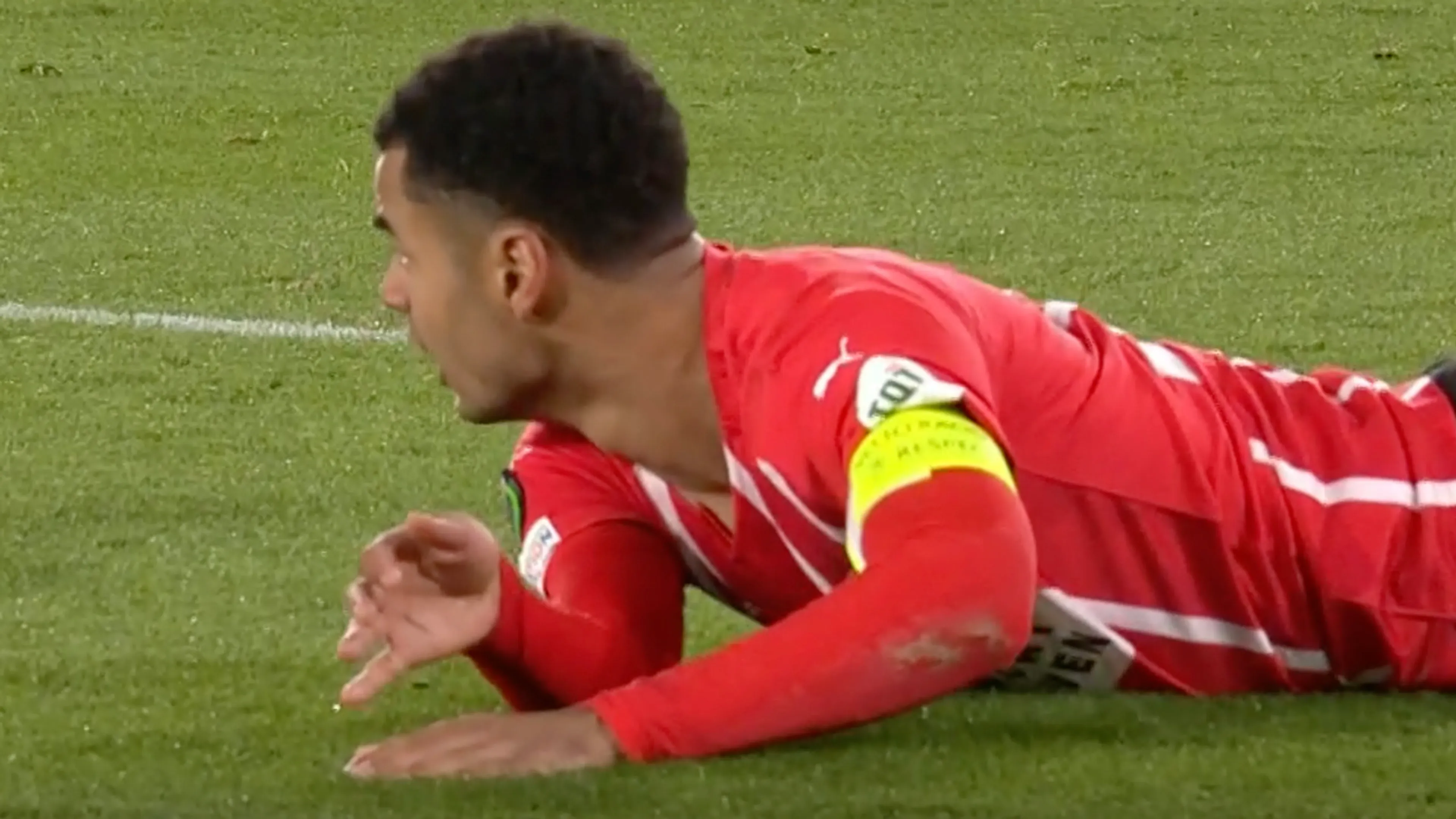 Gakpo gaat neer in strafschopgebied, maar krijgt geen penalty