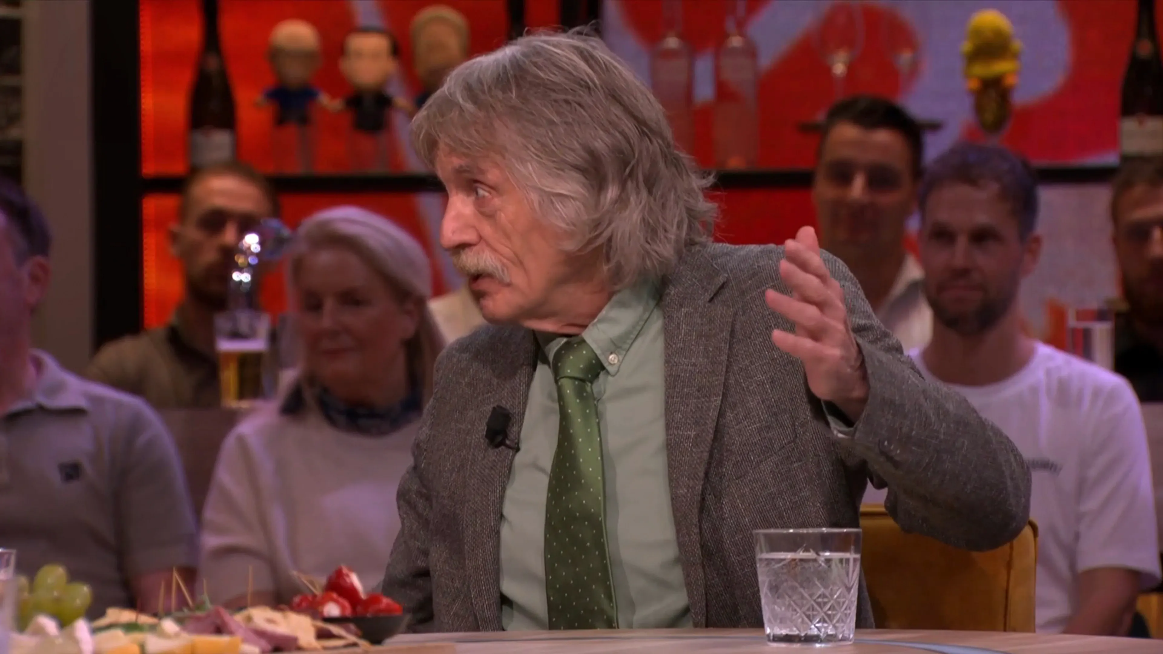 Johan Derksen twee keer onderbroken door man in publiek: 'Kan die meneer de zaal uit?'