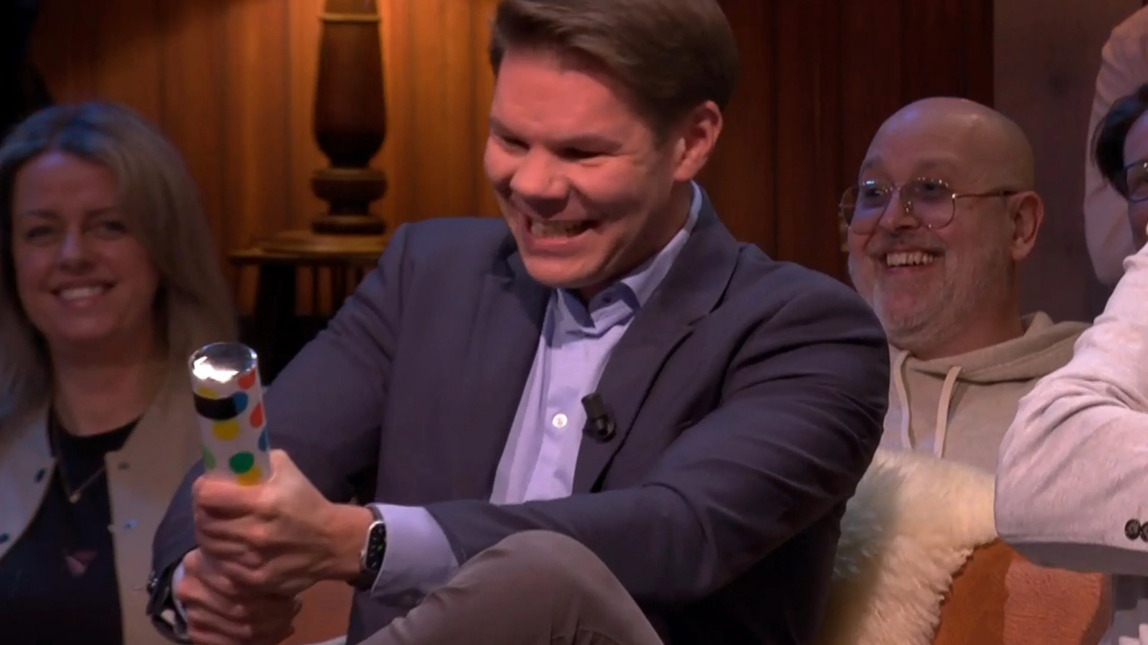 Victor Vlam worstelt live op tv met confettikanon: ‘Het lukt echt niet!’