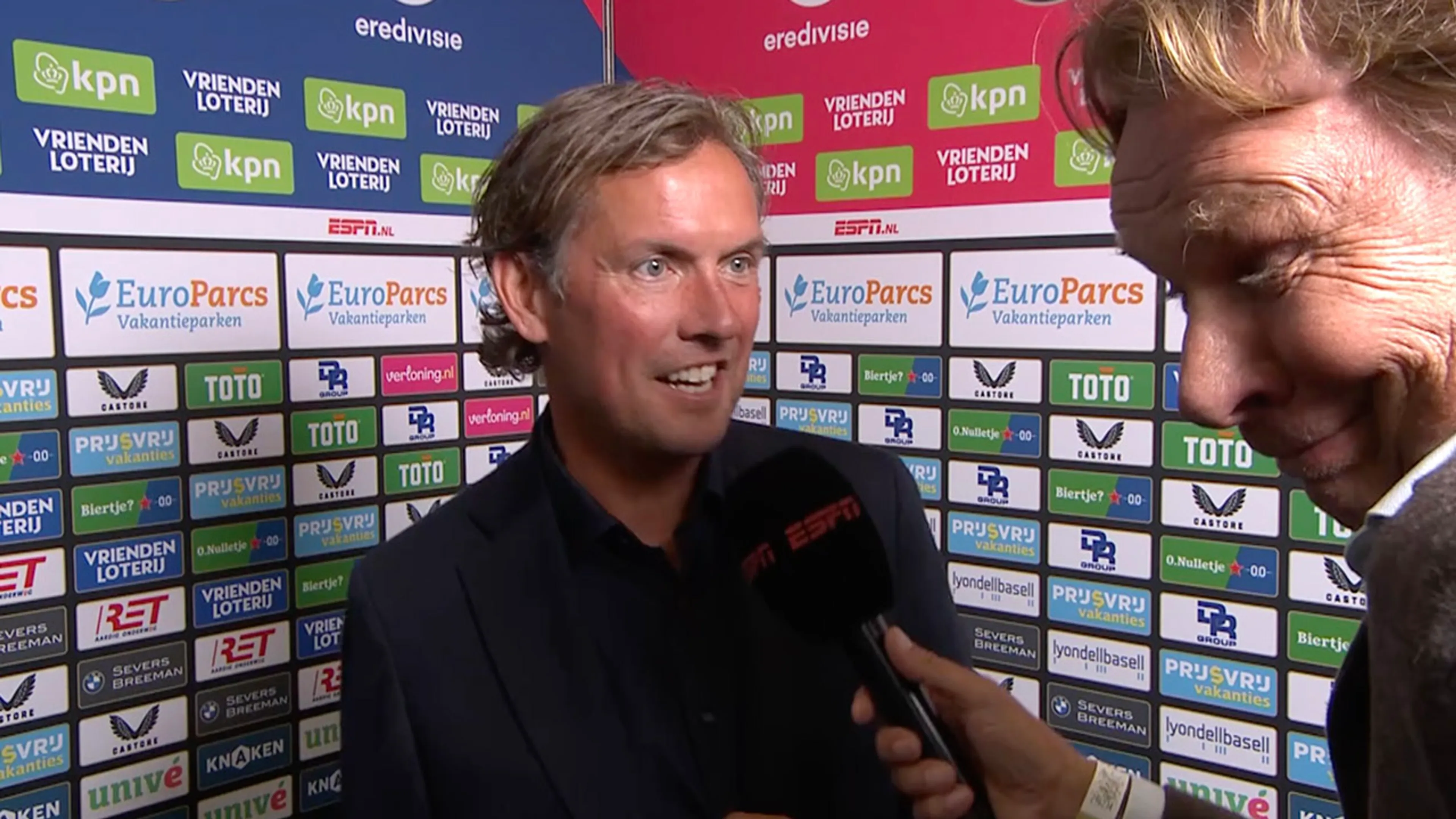 Video: Alex Pastoor ergert zich aan Hans Kraay jr.: 'Je trekt die microfoon weg!'