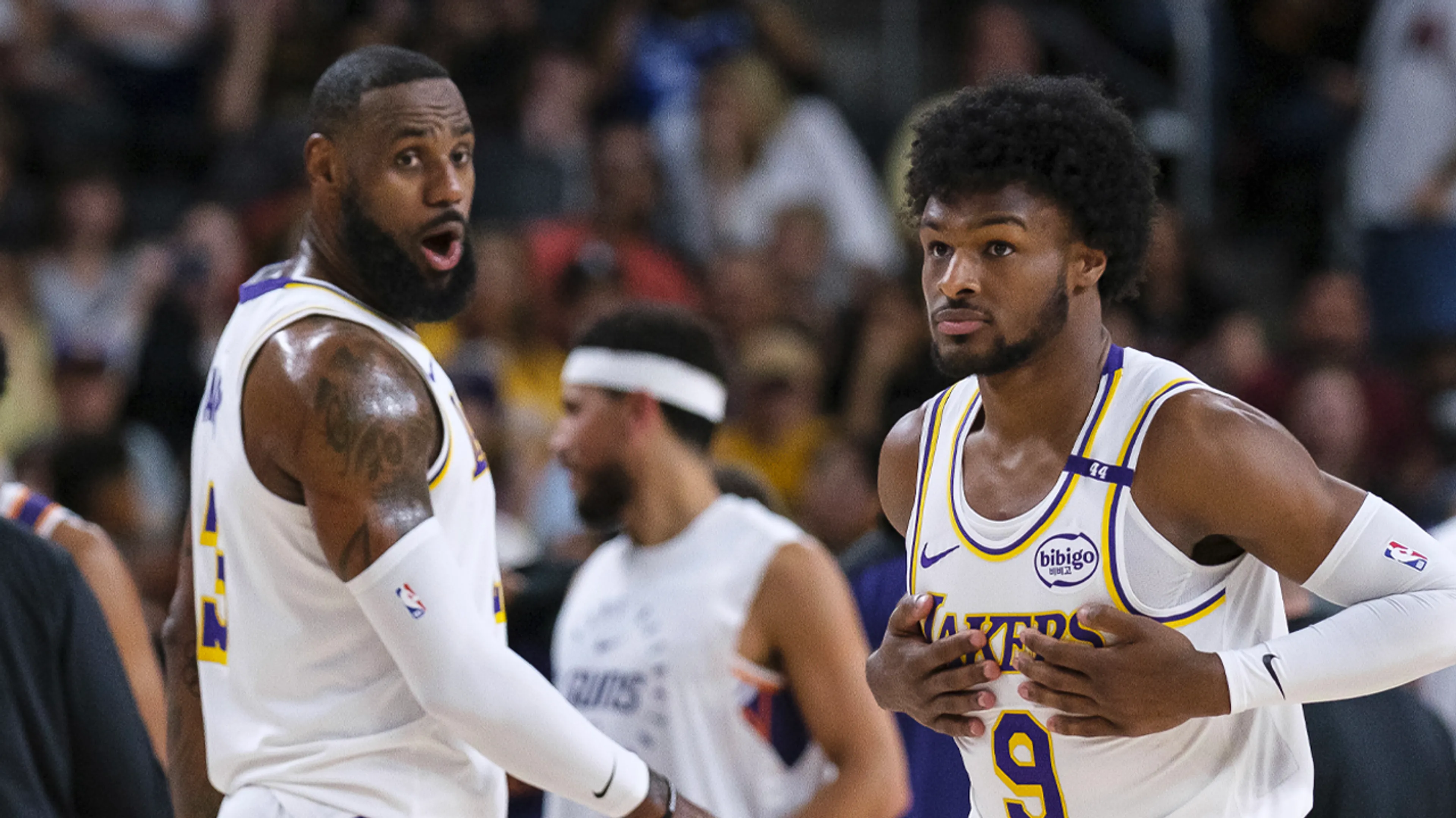 Basketballer LeBron James speelt eerste wedstrijd met zoon Bronny