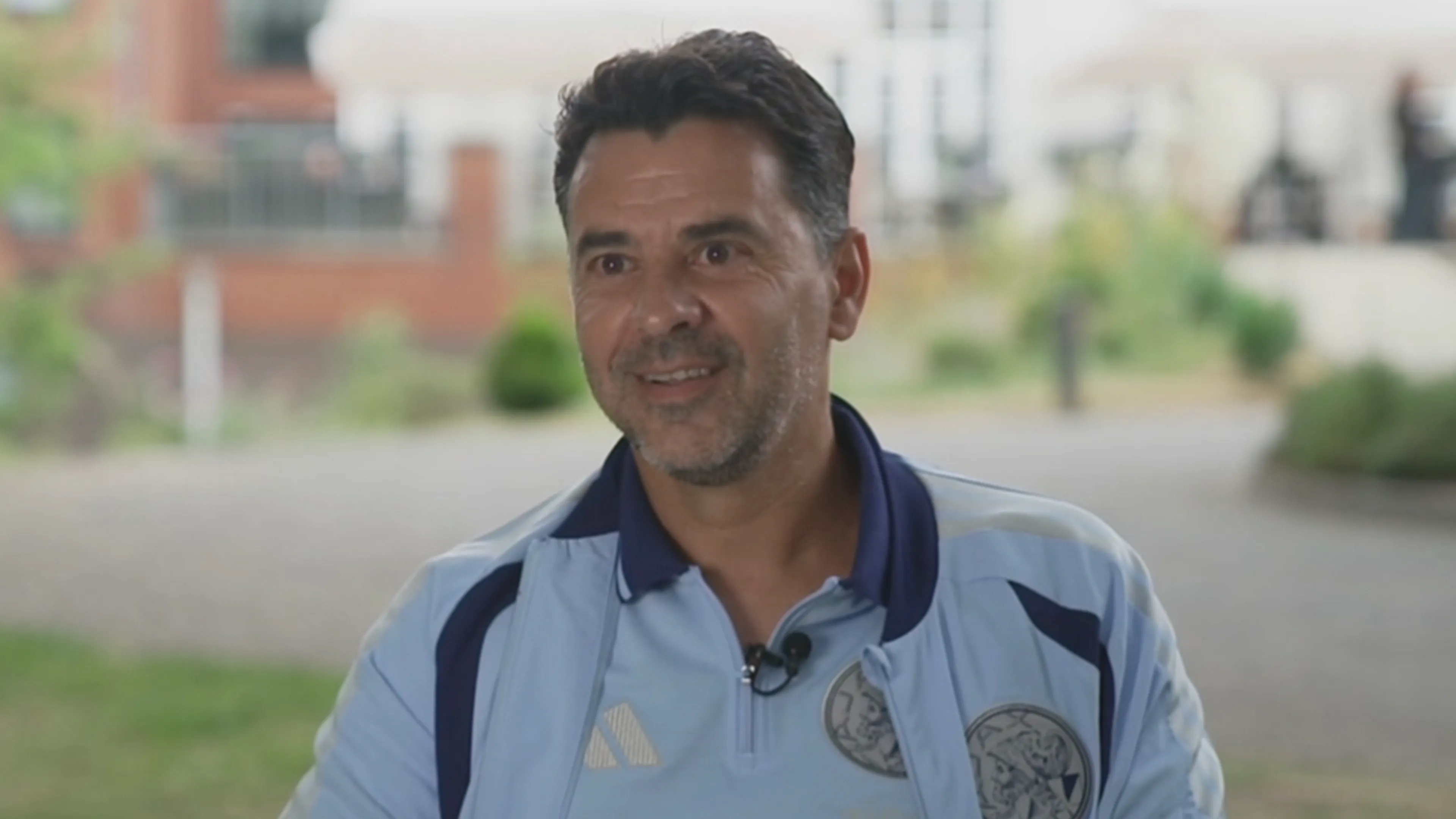Ajax-trainer Míchel gaat voor de landstitel: 'Of dat realistisch is? Waarom niet?'