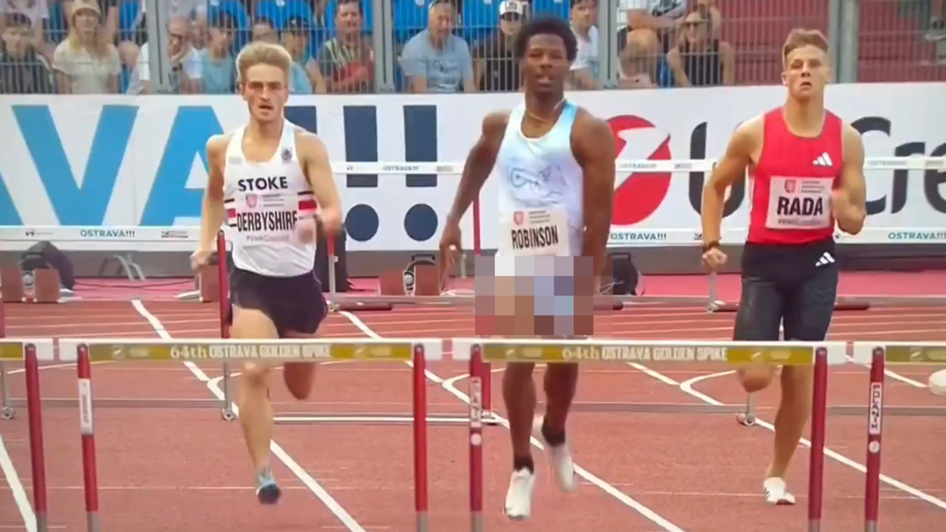Video: Amerikaanse hordeloper laat iets te veel van zichzelf zien maar weet race wel te winnen