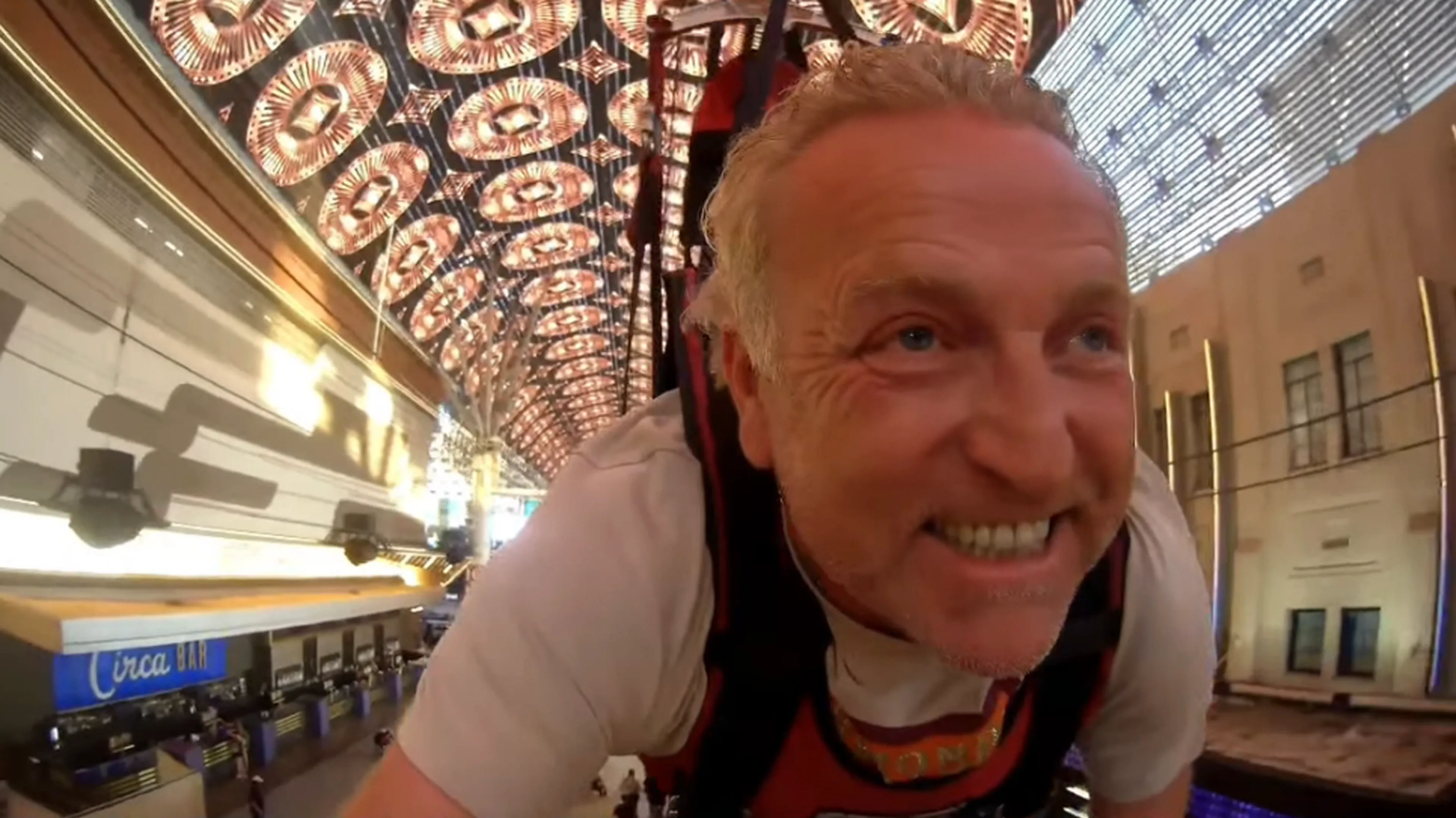 Gordon vliegt door de straten van Las Vegas: ‘Woehoeeeeeee!’