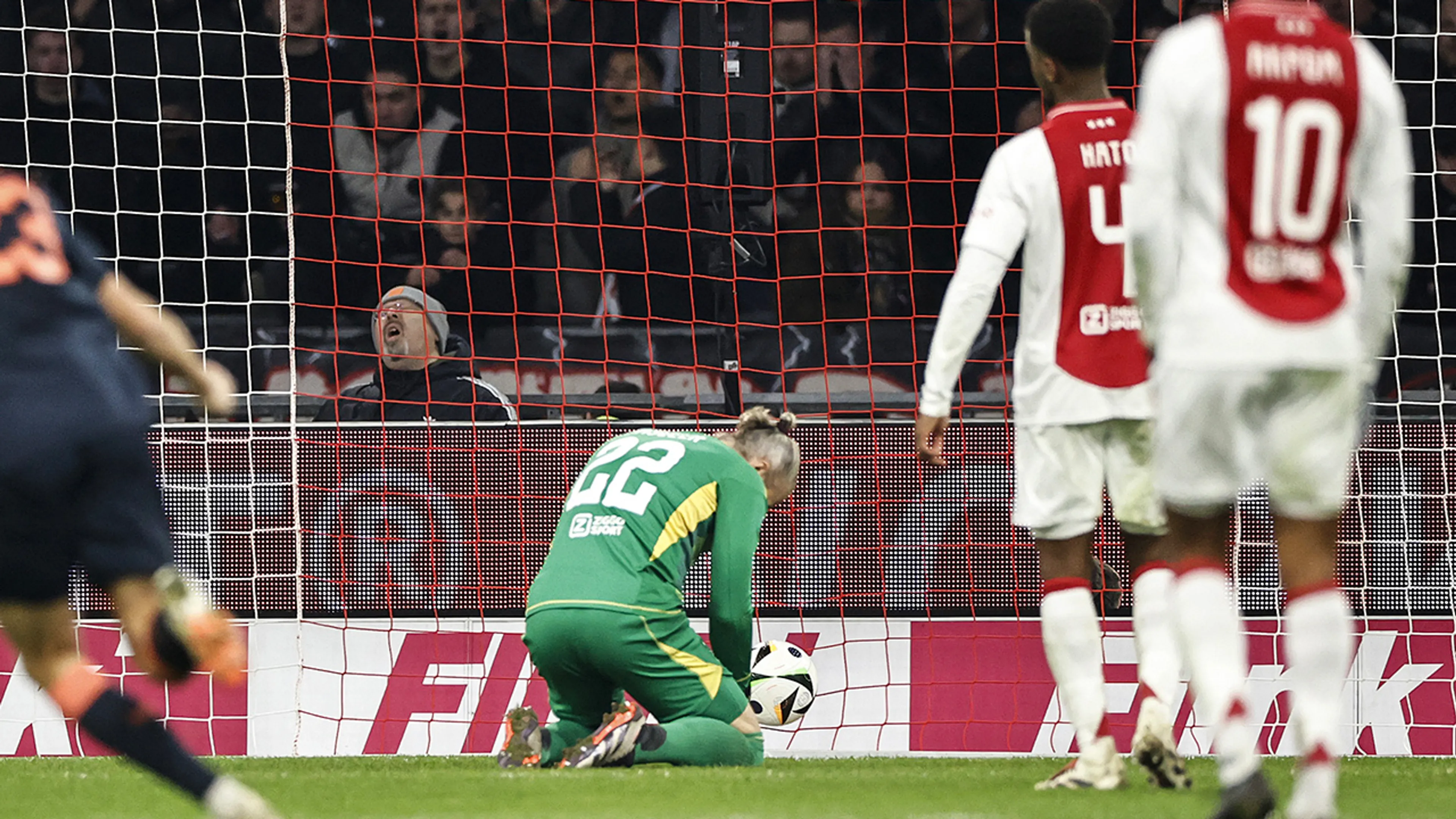 Ajax speelt gelijk tegen FC Utrecht door ongelukkige eigen goal van Pasveer