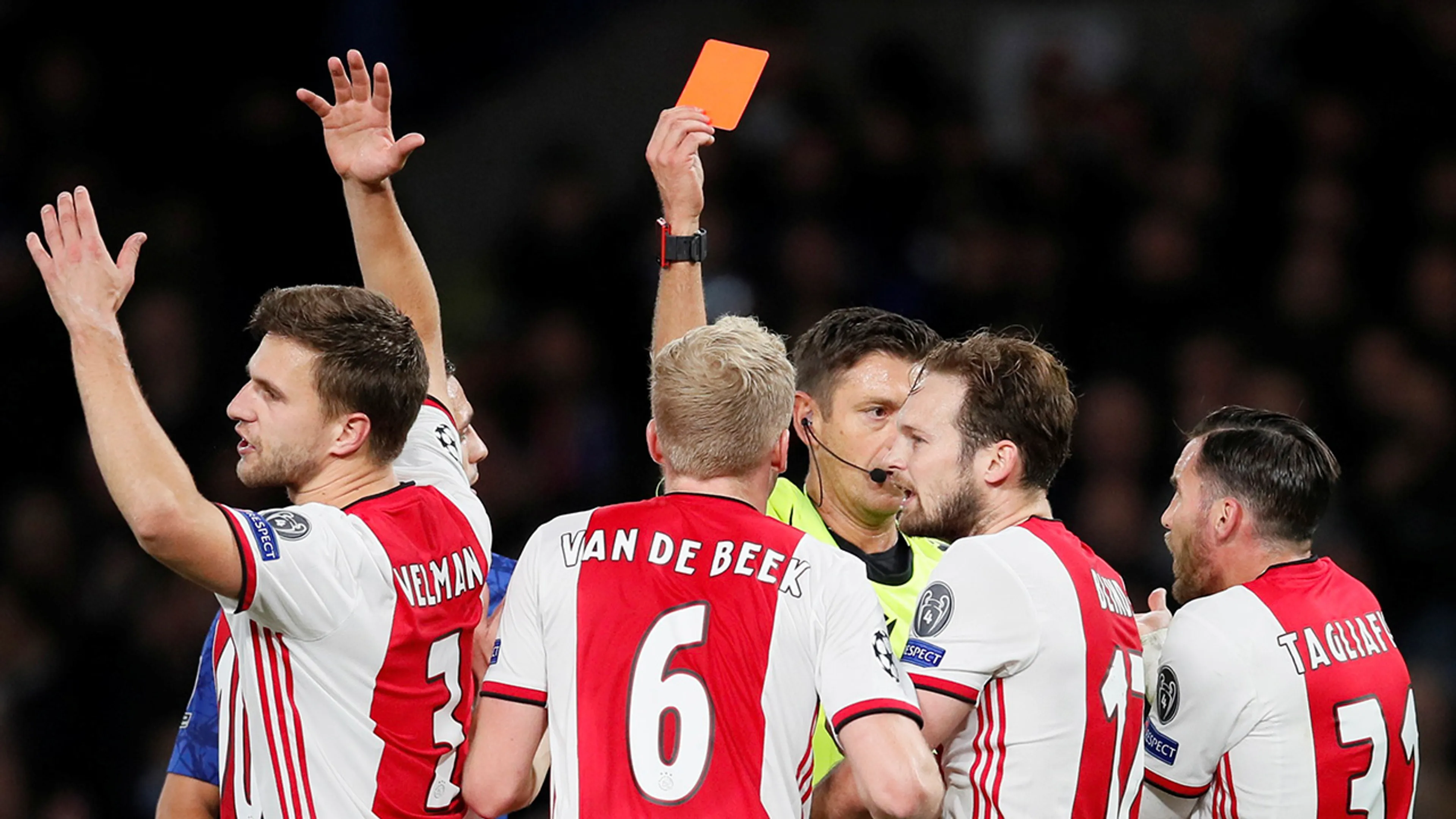 Scheidsrechters oordelen: 'Ajax is bestolen uit tegen Chelsea'