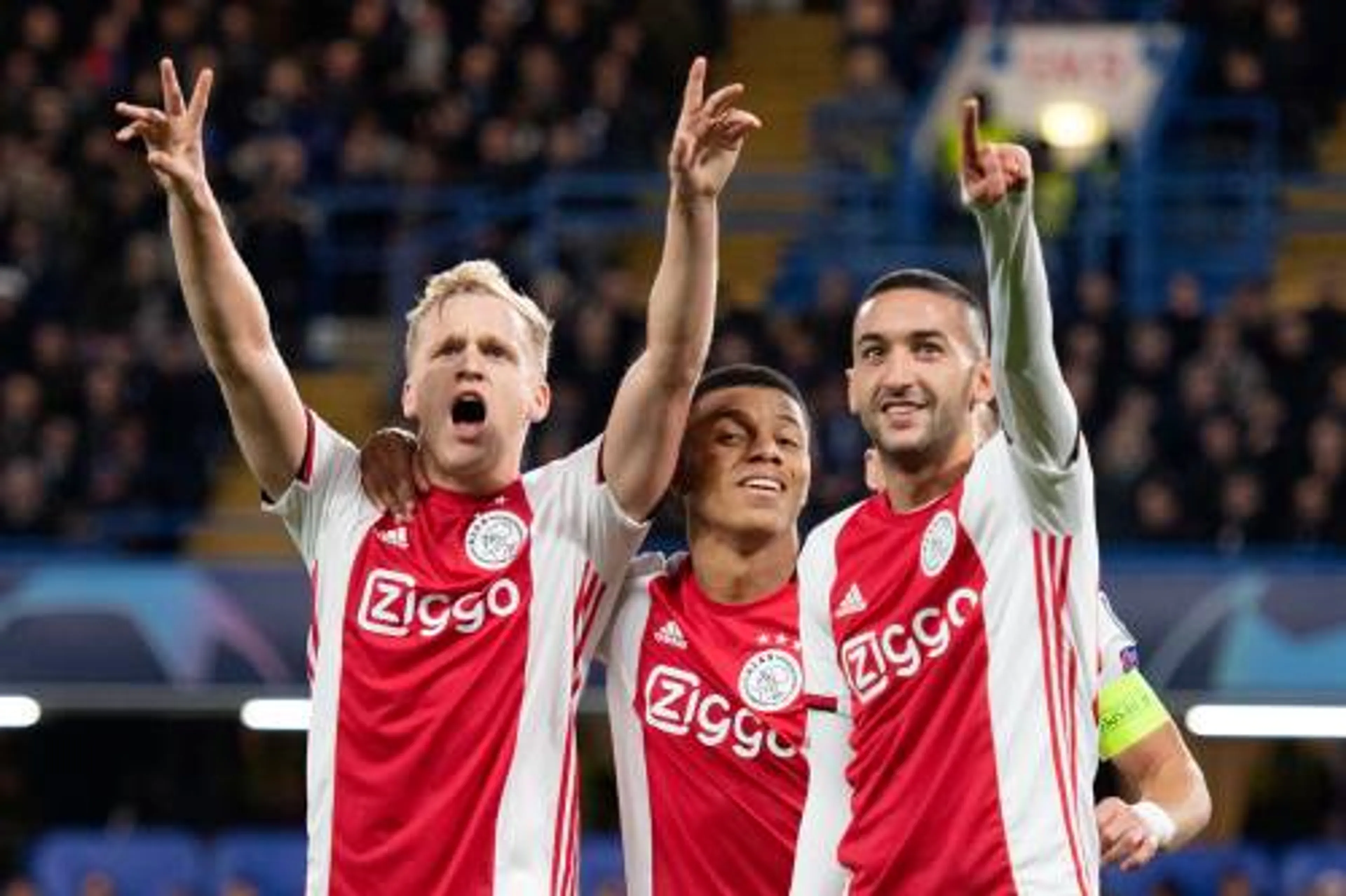 Van de Beek schrijft historie in Londen
