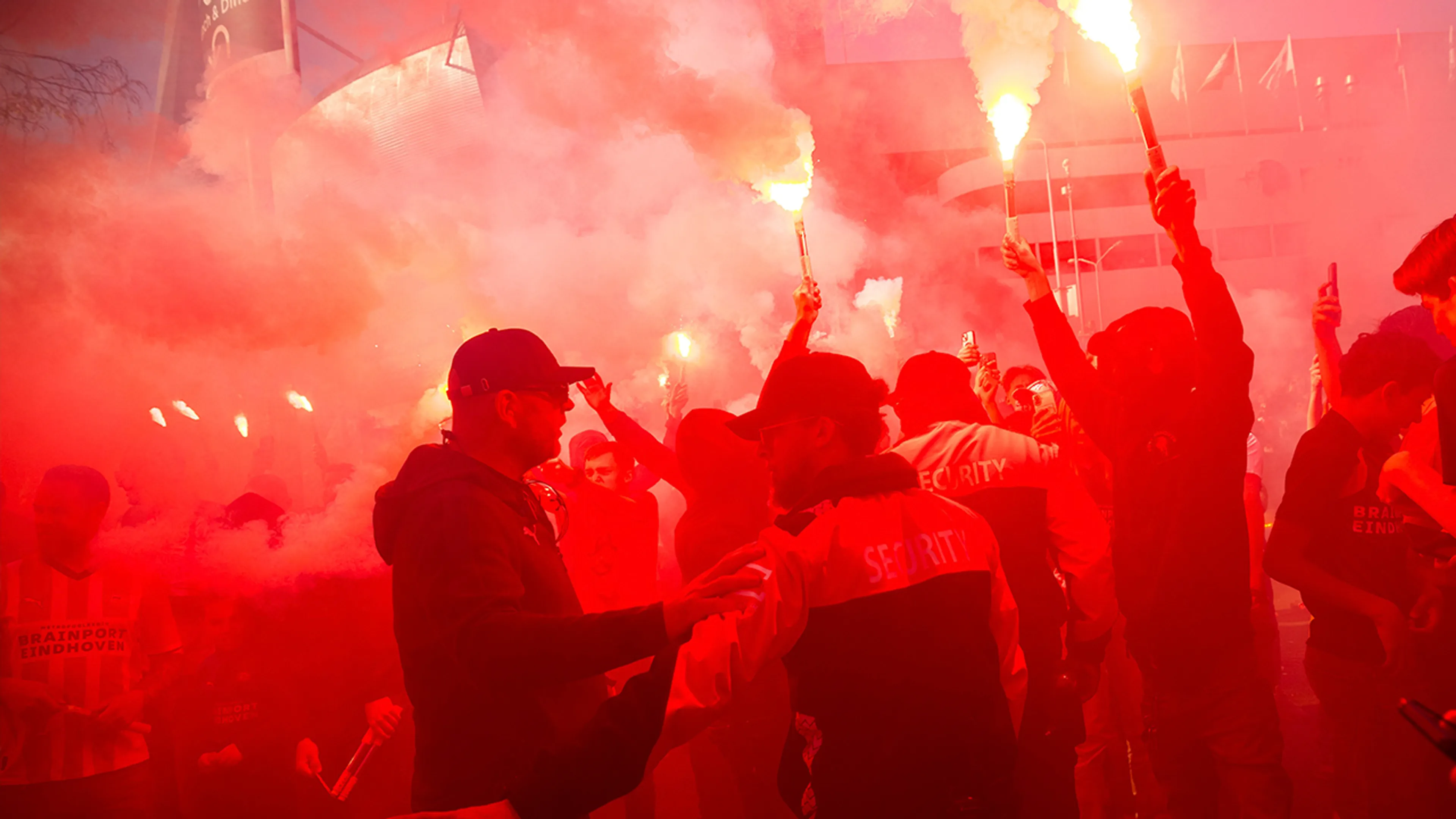17-jarige jongen pakt vuurwerkbom op tijdens PSV-huldiging en raakt zwaargewond aan zijn hand
