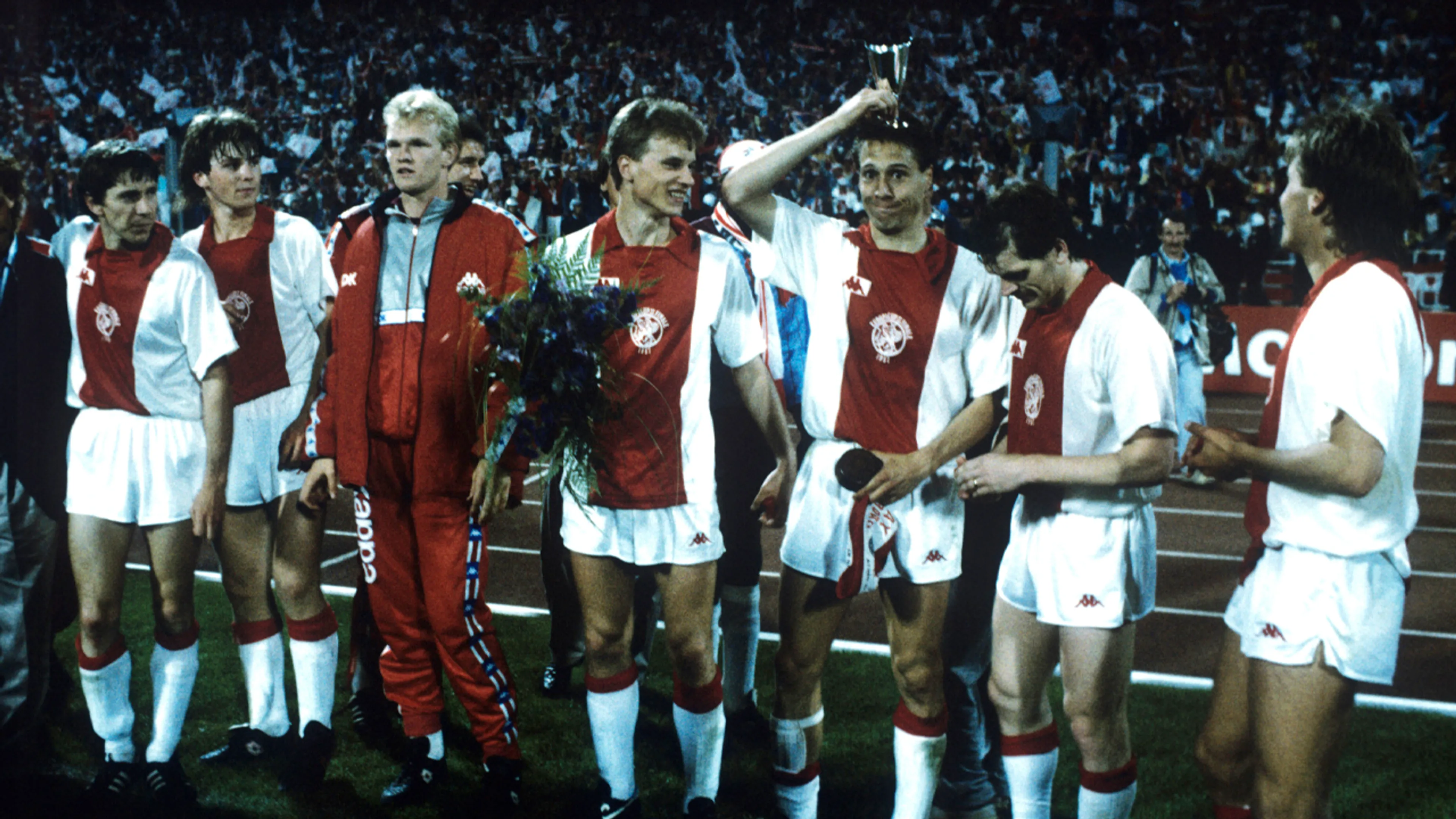 Vandaag in 1987: Van Basten leidt Ajax naar Europa Cup II-winst