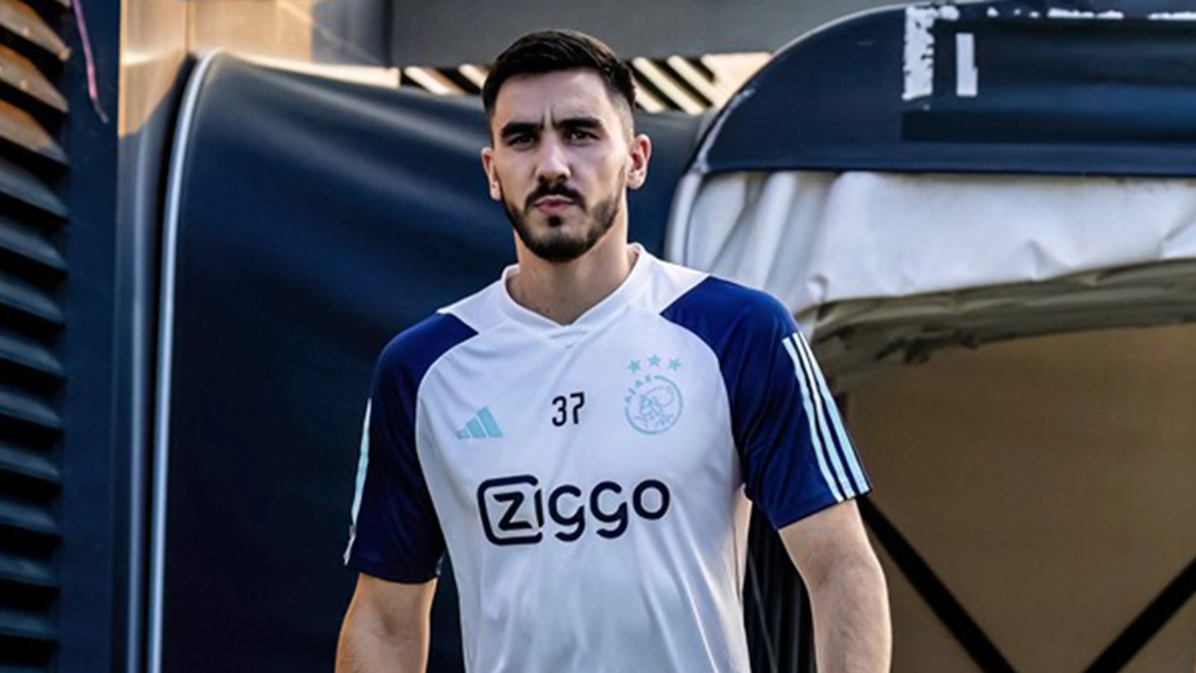 Josip Sutalo aanvoerder bij zijn debuutwedstrijd voor Ajax