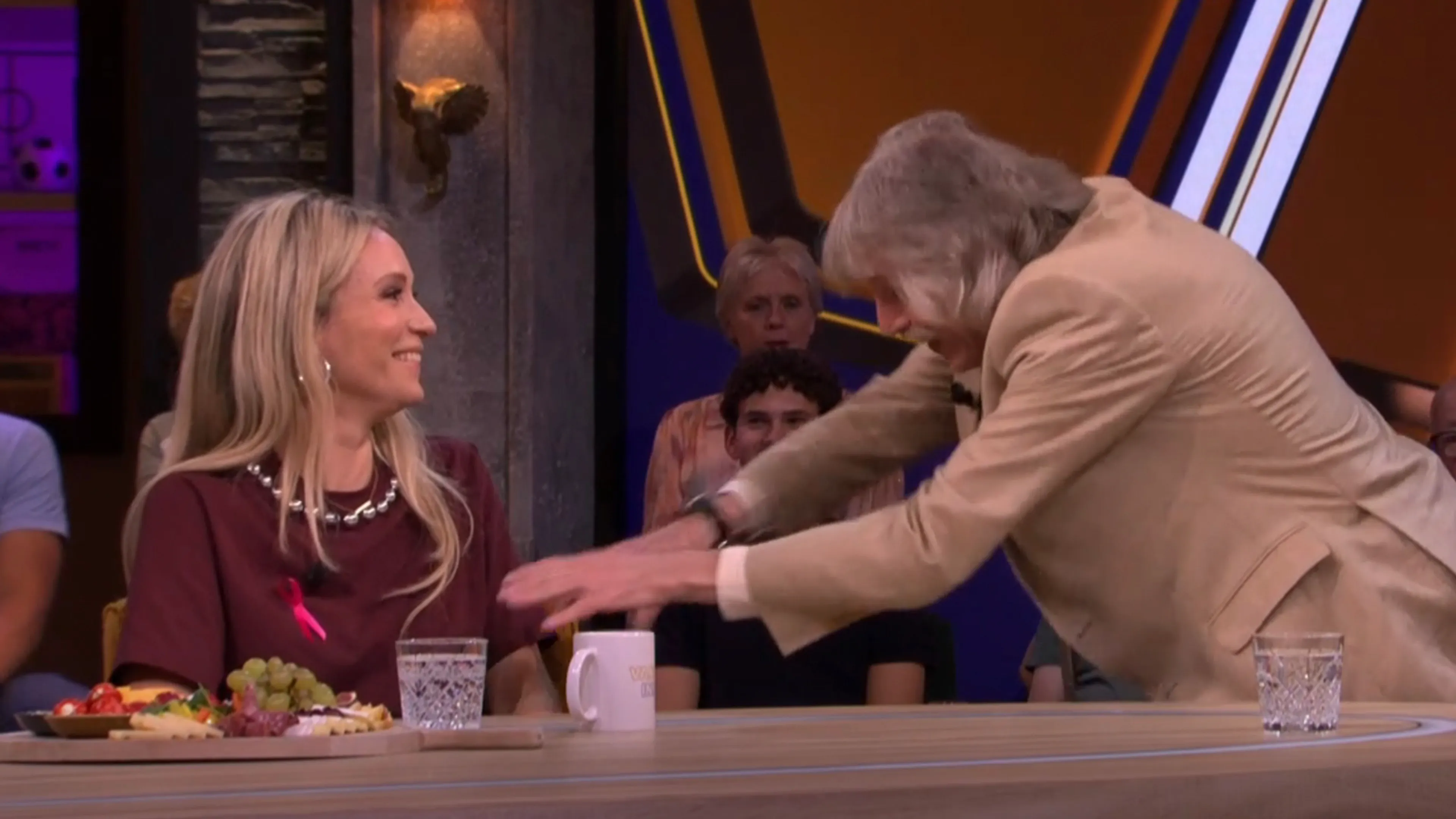 Johan Derksen vertelt anekdote: 'Ik zie hem zo de gulp openmaken en dat ding eruit halen!'